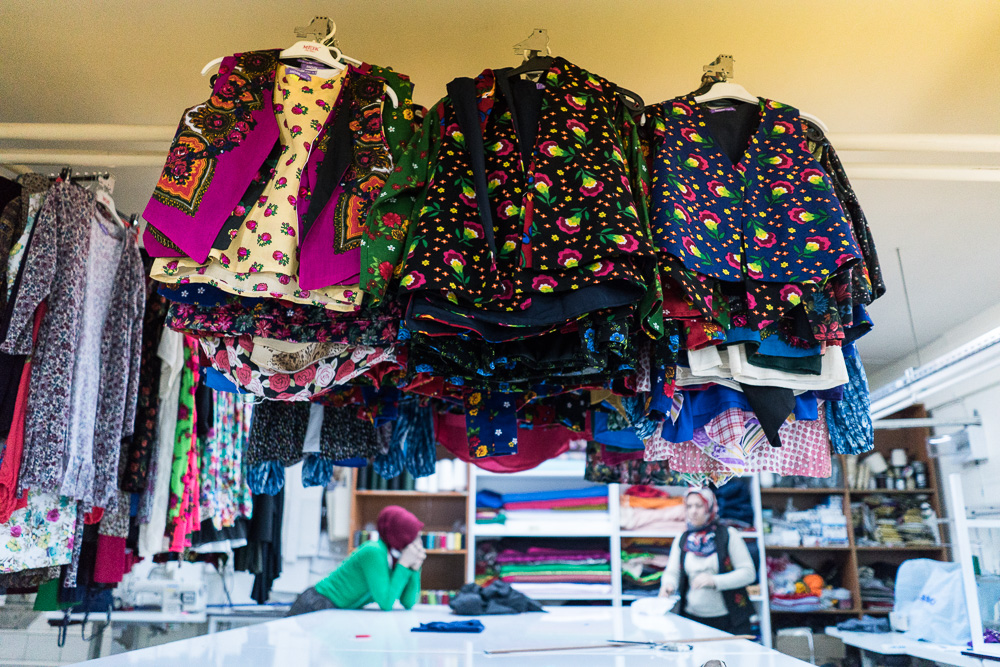 Diyarbakir, r&eacute;sistance des femmes. Coop&eacute;rative textile. L'ancienne municipalit&eacute; soutenait les projets coop&eacute;ratifs. Le projet ekojin vise &agrave; permettre l'&eacute;mancipation des femmes &agrave; travers des activit&eacute;s d'&eacute;ducation, et de production, en suivant un fonctionnement communal. Si les coop&eacute;ratives n'ont pas &eacute;t&eacute; ferm&eacute;es, elles fonctionnent au ralenti depuis la destitution des maires de Diyarbakir, les vagues de licenciement et les fermetures d'associations qui ont suivies.