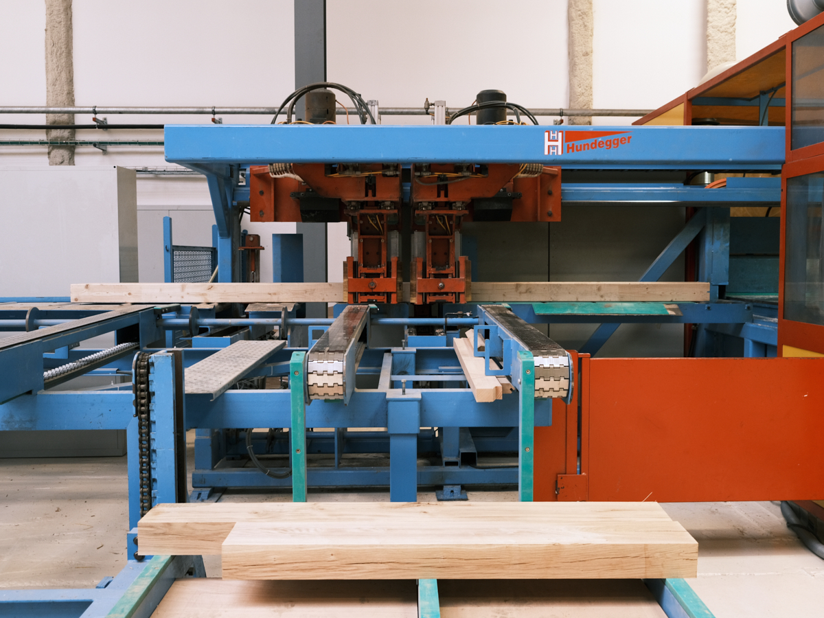 Le robot est une chaine d'usinage qui permet de fraiser une pièce de bois sur 5 axes.