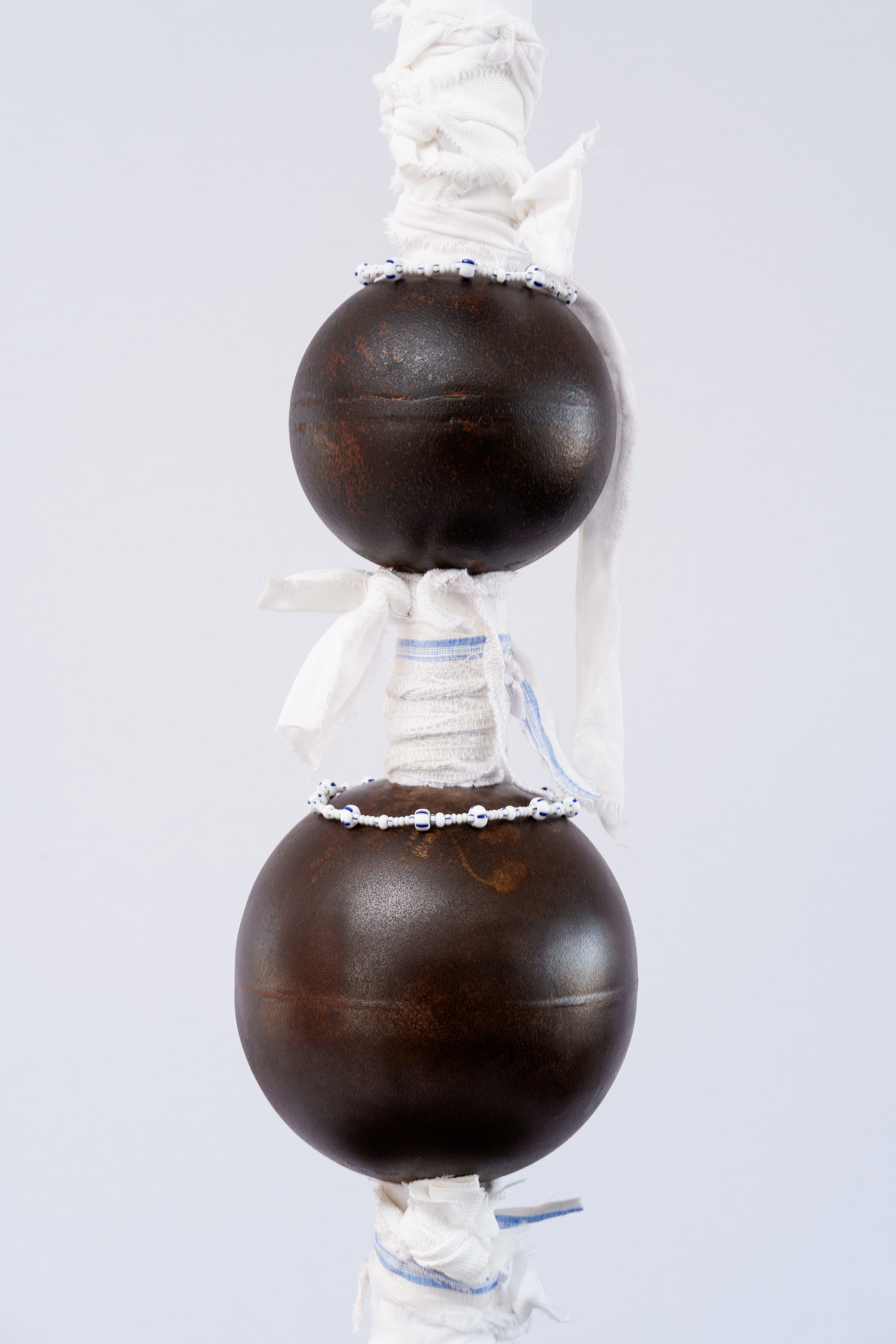 AS CONTAS DO MEU ROSÁRIO SÃO BALAS DE ARTILHARIA (4)Ferro, lápis lazuli, tecido e vidro. 148 x 58 x 18 cm. 2024