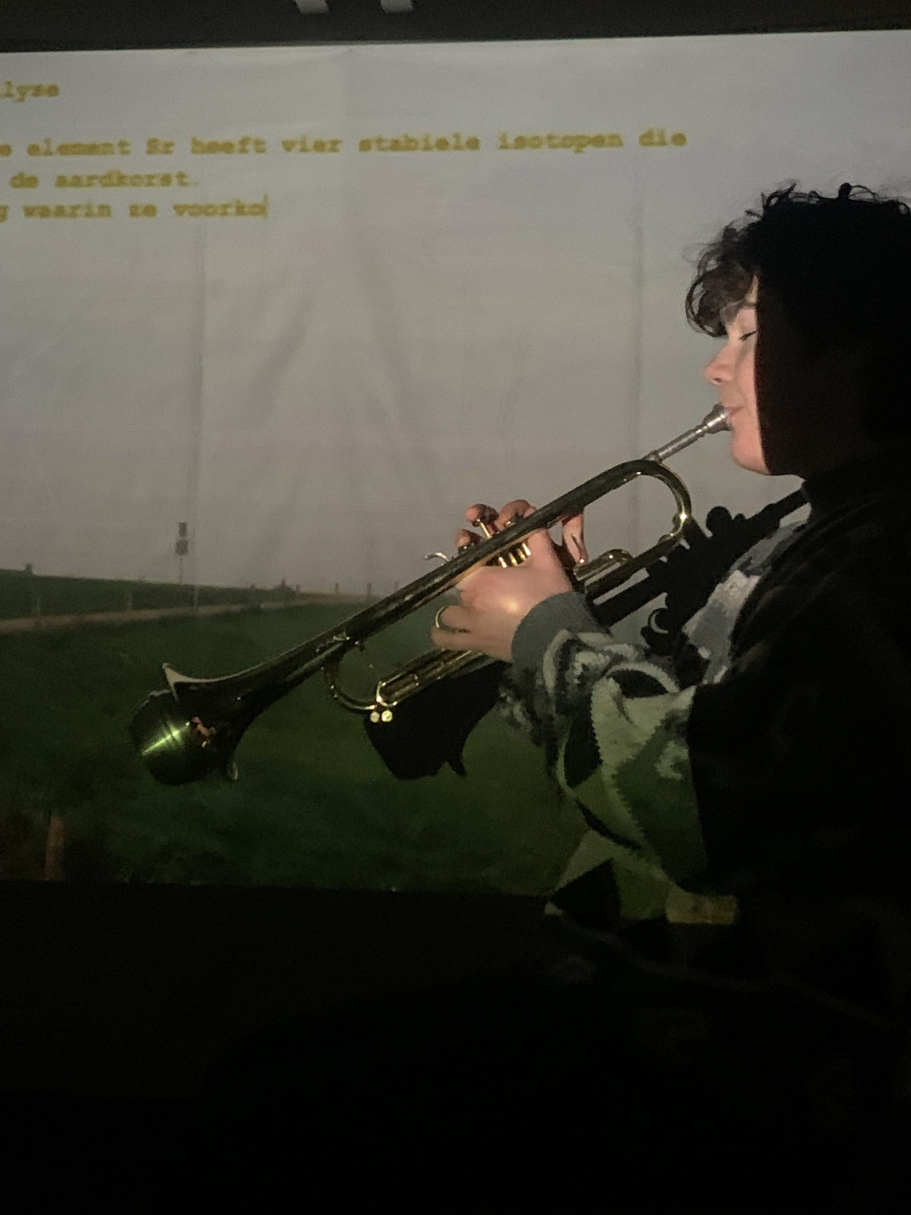 'het bot, het merg en het tandglazuur' performance met Moos Boeke over een oma, een moeder en een kind en hoe we de verhalen van onze voorouders meedragen. -Winter 2023