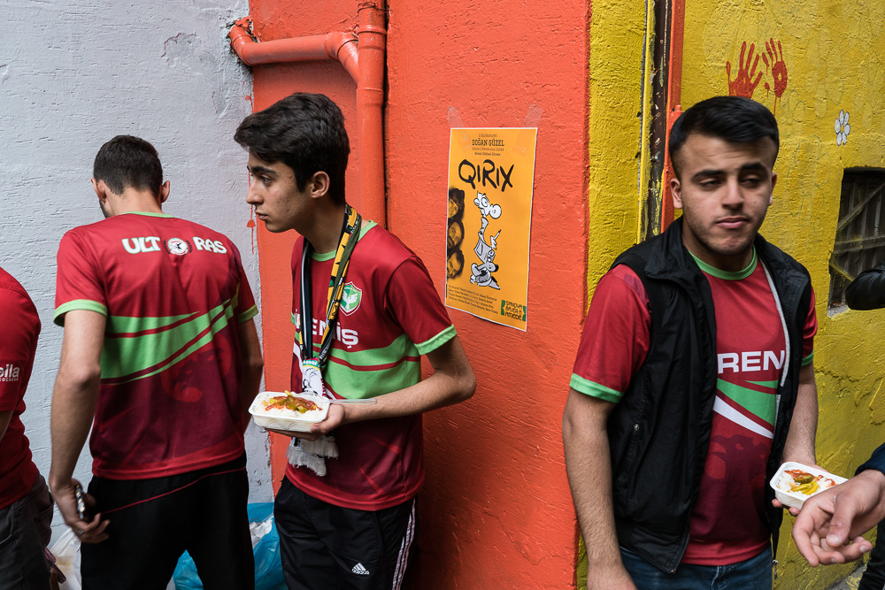 Supporters aux couleurs de l'&eacute;quipe Amed Sport. Les joueurs de l'&eacute;quipe sont souvent pris &agrave; partie lorsqu'il affrontent des &eacute;quipes turques.