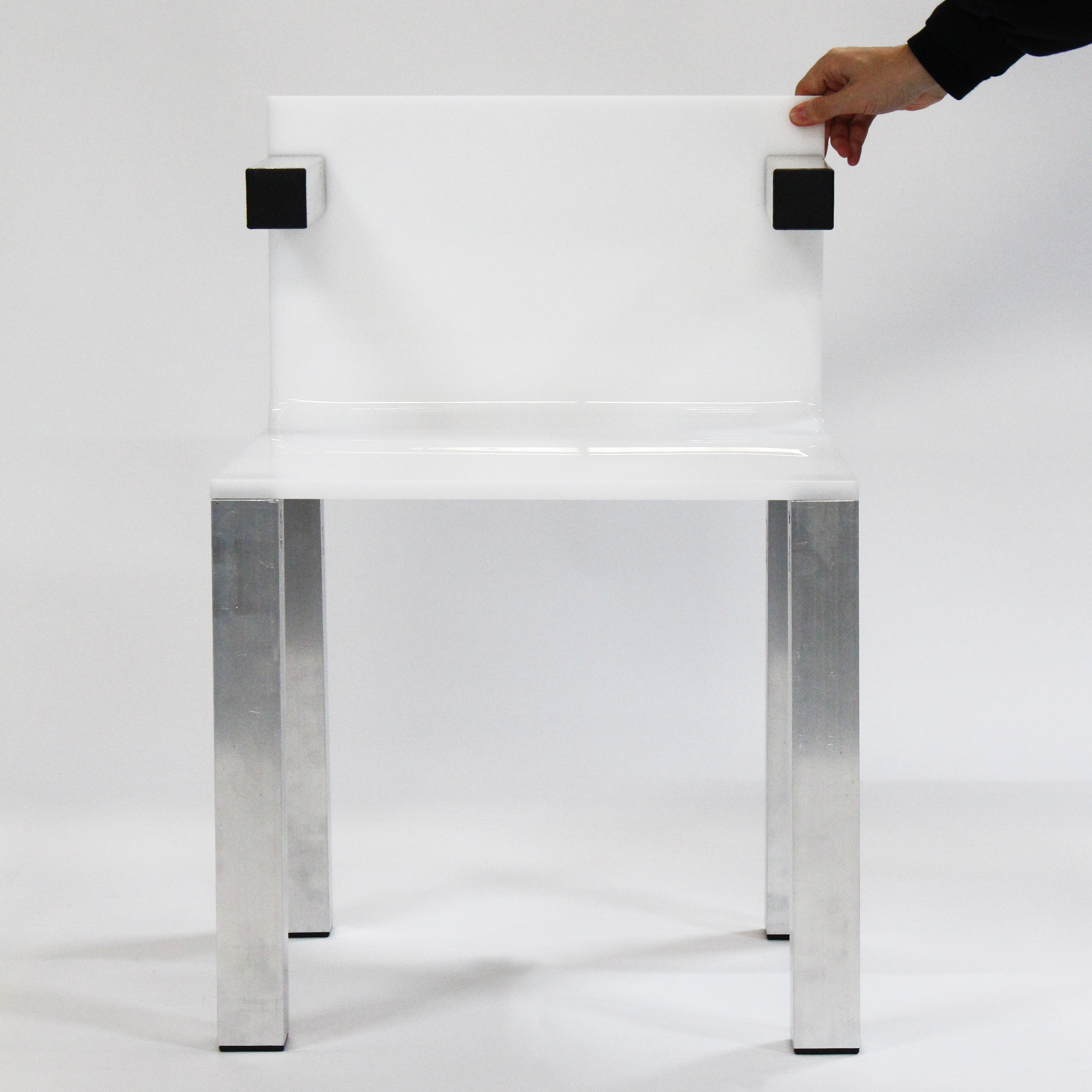 Cadeira ACRILAR II, 2021.  CLUBE (designer: Luiz Solano)