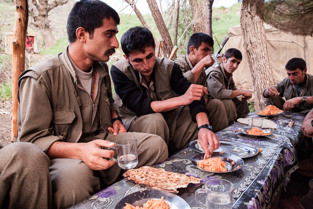 Qandil, kurdistan. A part les denr&eacute;es de base, la nourriture est aussi trouv&eacute;e dans la montagne :herbes, l&eacute;gumes, fruits... Le respect de la nature est capital chez les guerilleros. Ils ne chassent pas, ou peu, et mangent rarement de la viande.