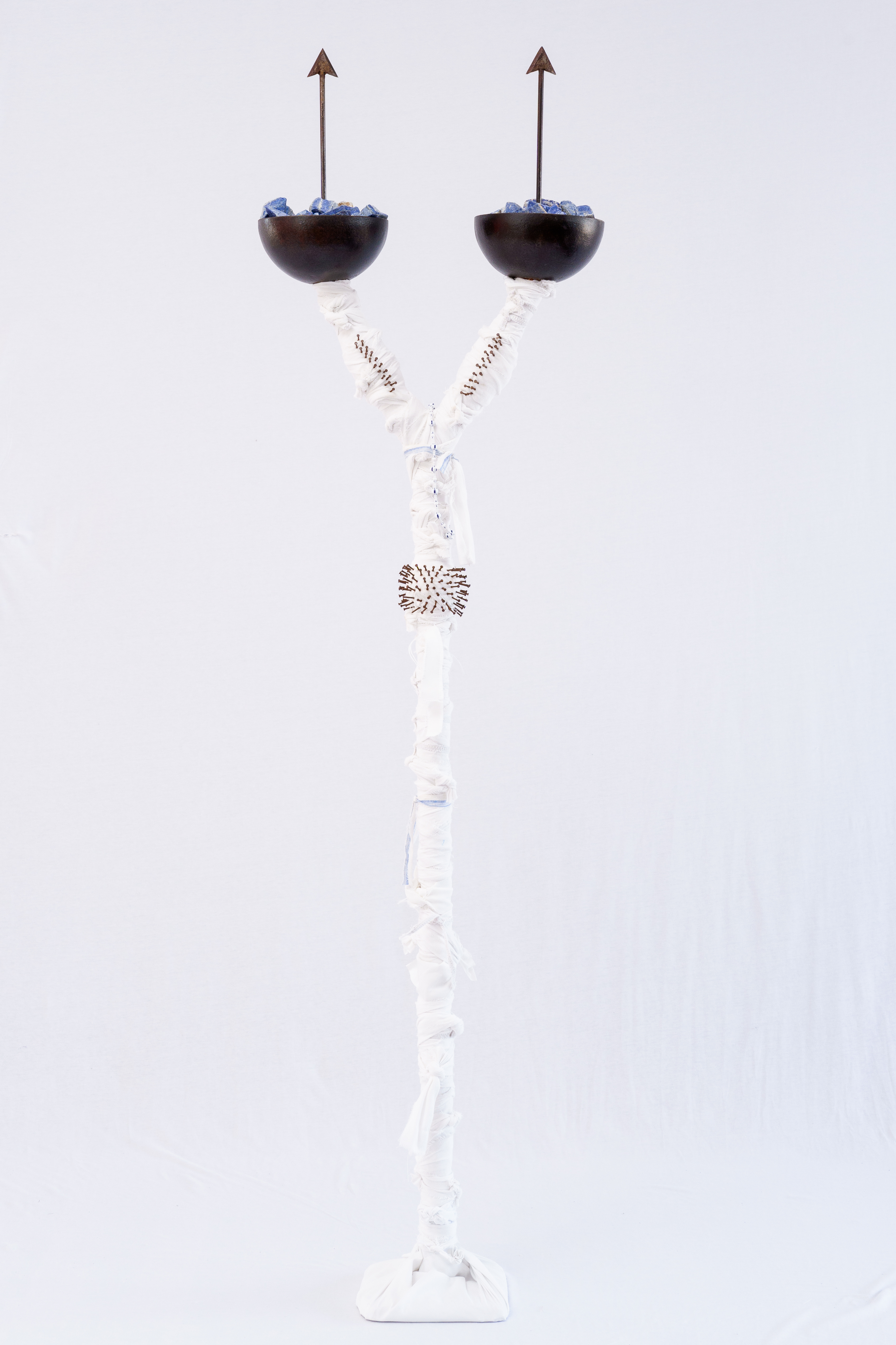 AS CONTAS DO MEU ROSÁRIO SÃO BALAS DE ARTILHARIA (2)Ferro, lápis lazuli, tecido e vidro. 178 x 40 x 40 cm. 2024