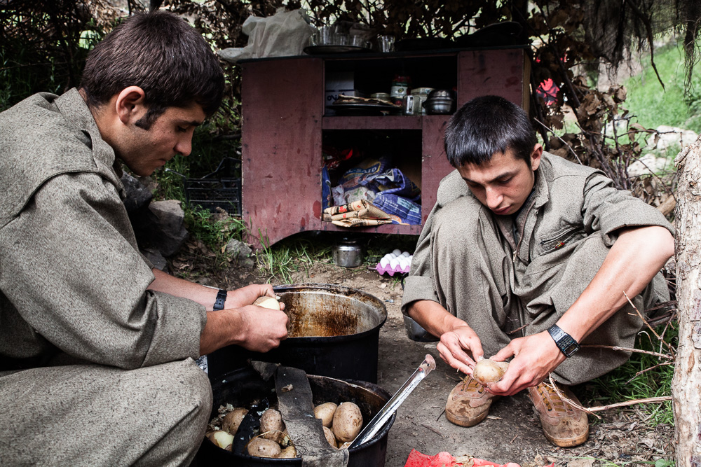 Qandil, kurdistan Dans ce campement, ce sont les hommes qui sont en charge de la cuisine, chacun &agrave; tour de r&ocirc;le.