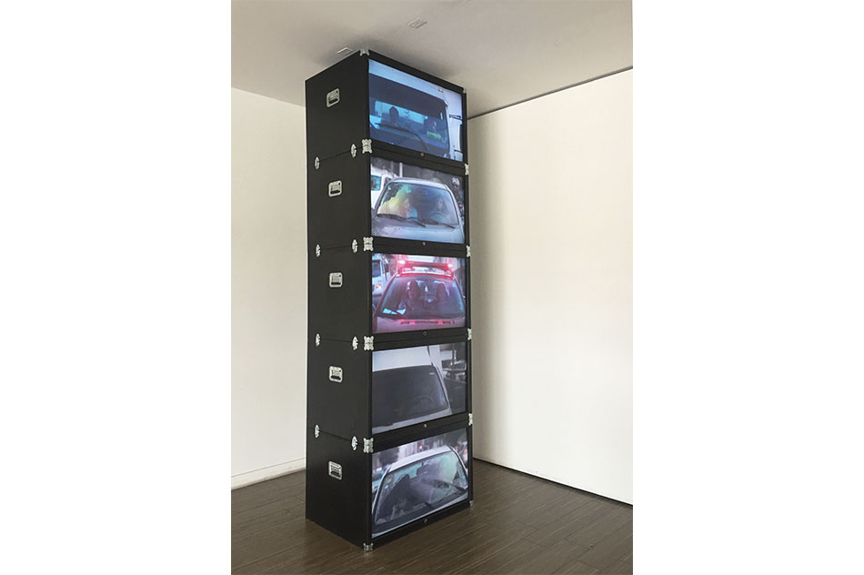 Gianfranco FoschinoRearview Mirror, 2017Video escultura350 x 130 x 75 cm