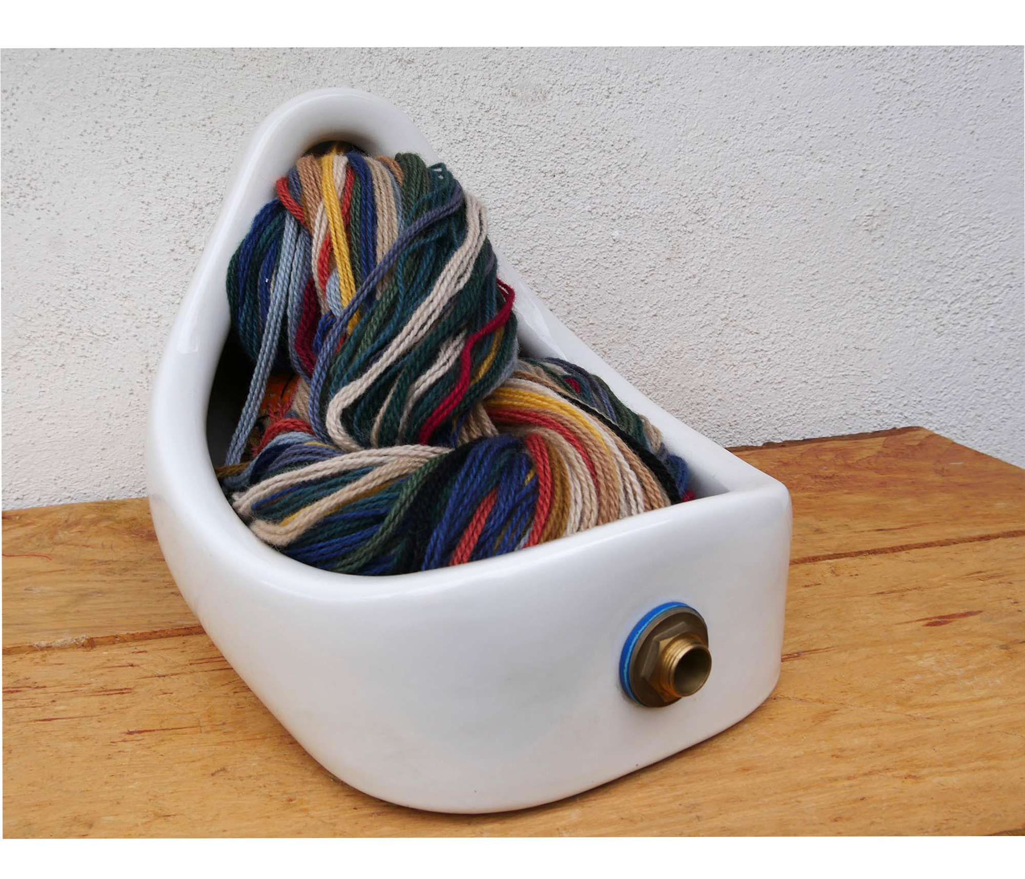 Abuelo Duchamp. Porcelana, metal e hilos / Grandfather Duchamp. Porcelain, metal and threads. 34 x 35 x 52 cm. 2017