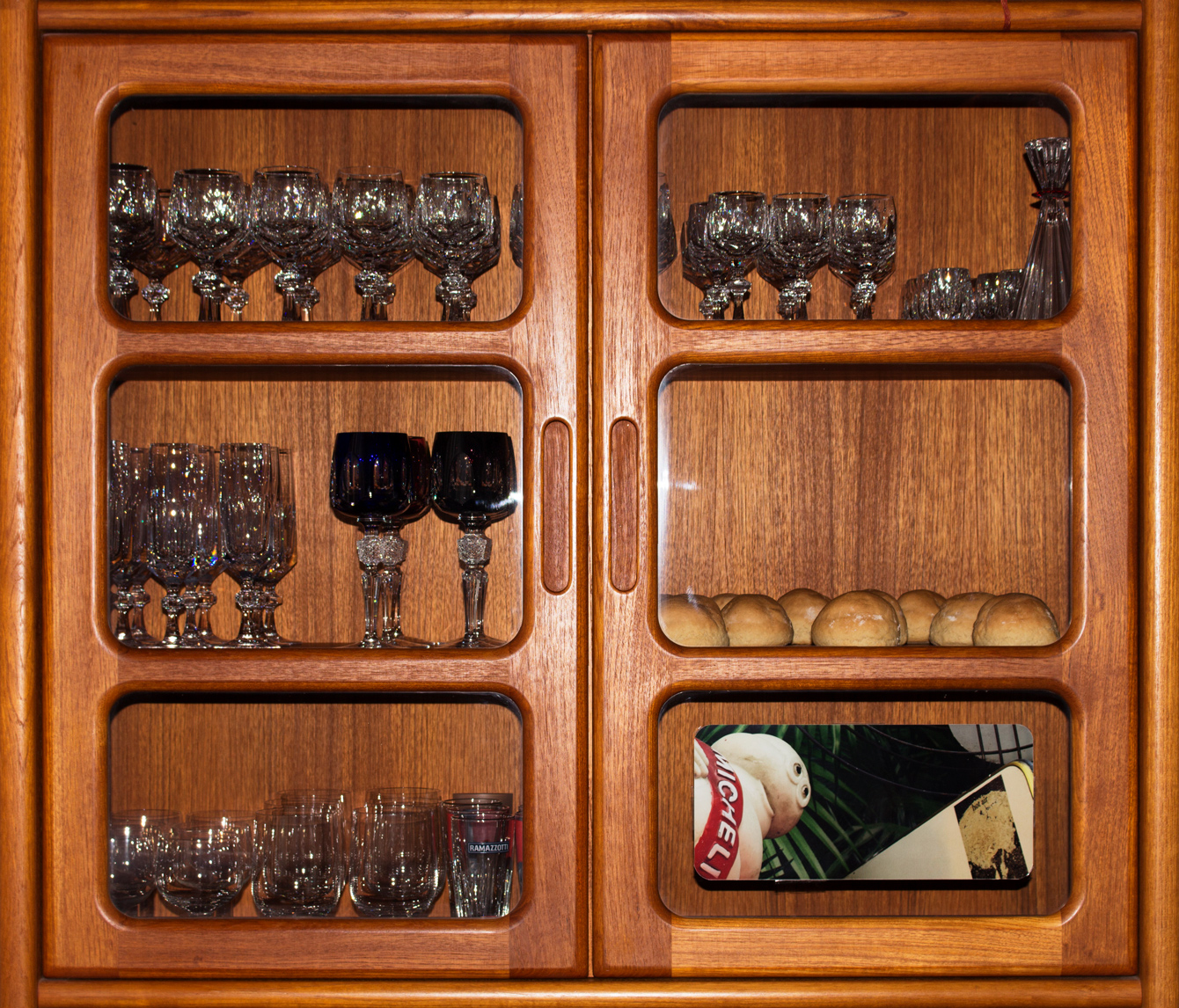 PoSM_4. Title: Michelin/Hot Air._Hot Air plays with the combination of objects and the emerging connections between them. It cherishes unforeseen relations.  Operation: Hot Air performs best on a stage. It buffers against gravity and uplifts any of your ideas coming about.  Application: Test humbug and moonshine as inflatable matter. Find surprising arrangements of disregarded and valued stuff in your living room. Image: Leonid Hrytsak.