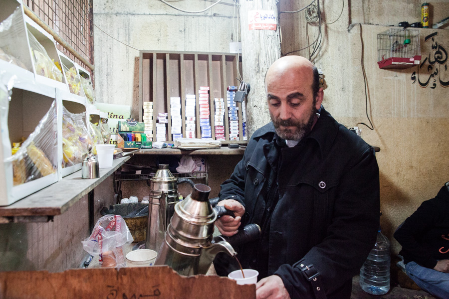 Beddawi camp, Tripoli, Lebanon Les petites &eacute;choppes qui vendent du caf&eacute; sont des lieux importants : toute la journ&eacute;e, les hommes s'y assoit, viennent y chercher des gobelets de caf&eacute; non sucr&eacute; (moreH) sucr&eacute; (wassat) ou tr&egrave;s sucr&eacute; (helwe). Le gobelet co&ucirc;te 250LBP. 