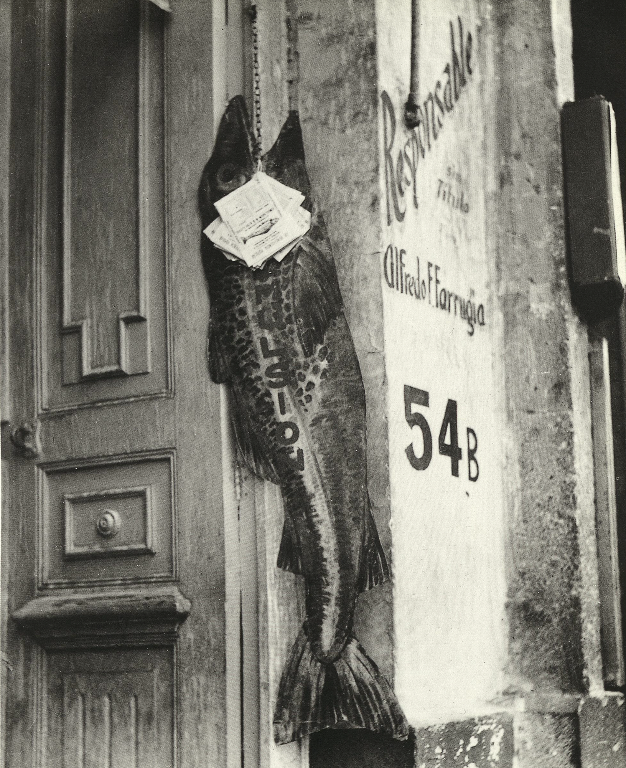 Manual Alvarez Bravo, El pez grande se come a los cochinos. 1932