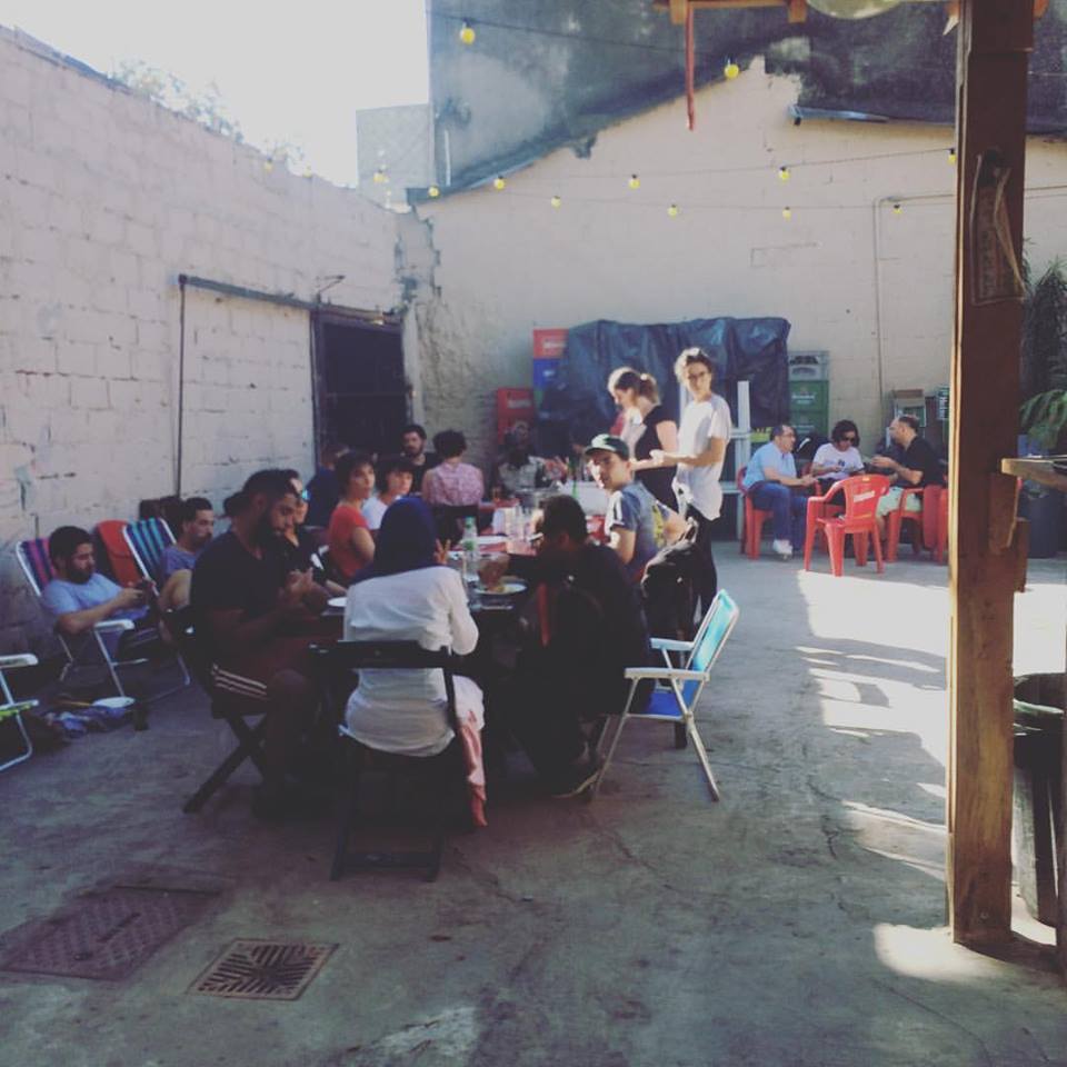 Almoço coletivo entre artistas participantes da exposição