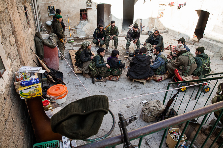 Sinjar, d&eacute;cembre 2014. Au front, femmes et hommes combattent c&ocirc;te &agrave; c&ocirc;te.