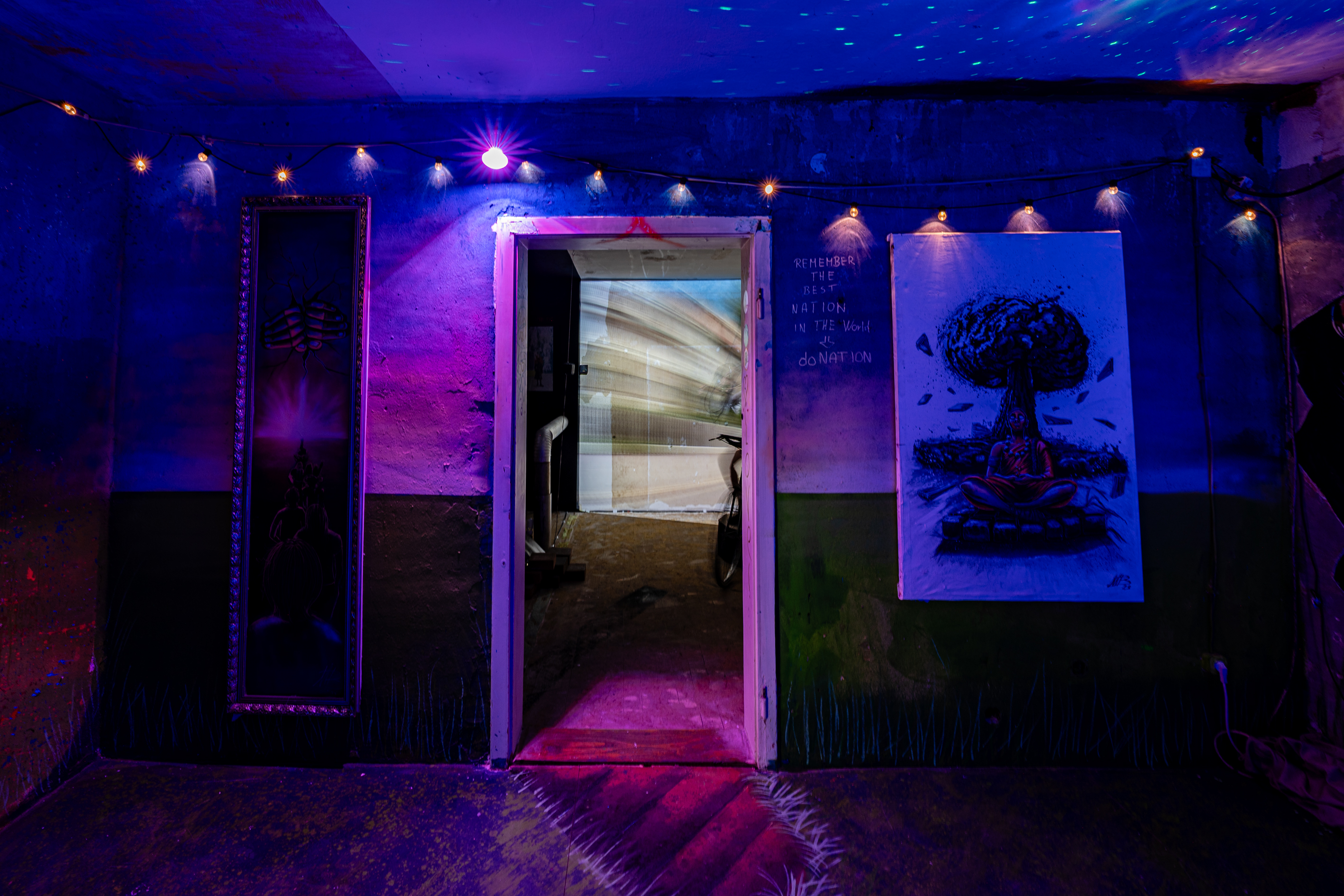 Bild 3 Eyes Wide Shut: Linke Wand des Raumes. In der Mitte der Eingang zum Raum Radfahren. Rechts davon eine Malerei.