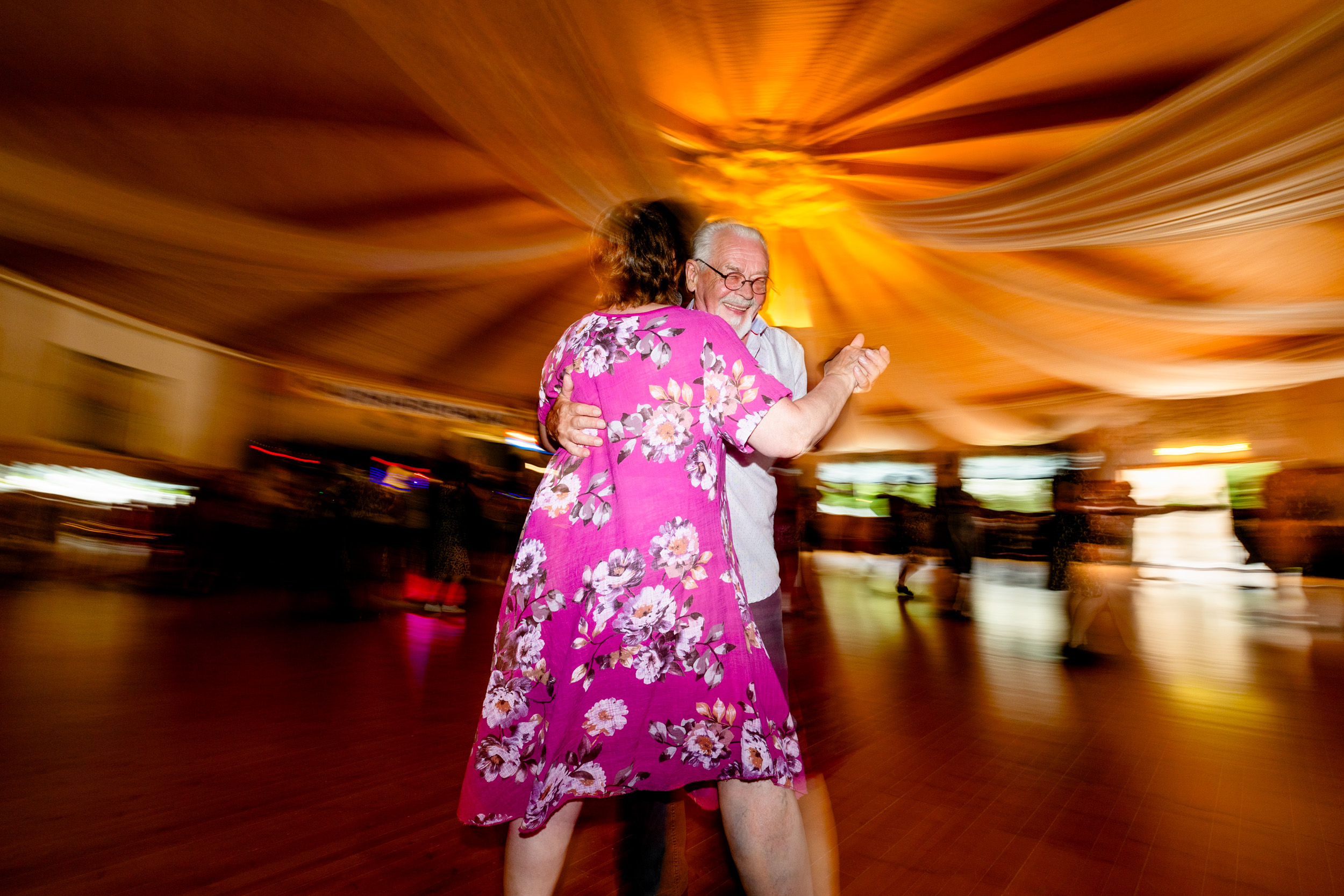 Tangokuninkaalliset tanssittivat lavatanssikansaa Kauhajoen kasinolla 22.7.2025. Ilkka-Pohjalainen.