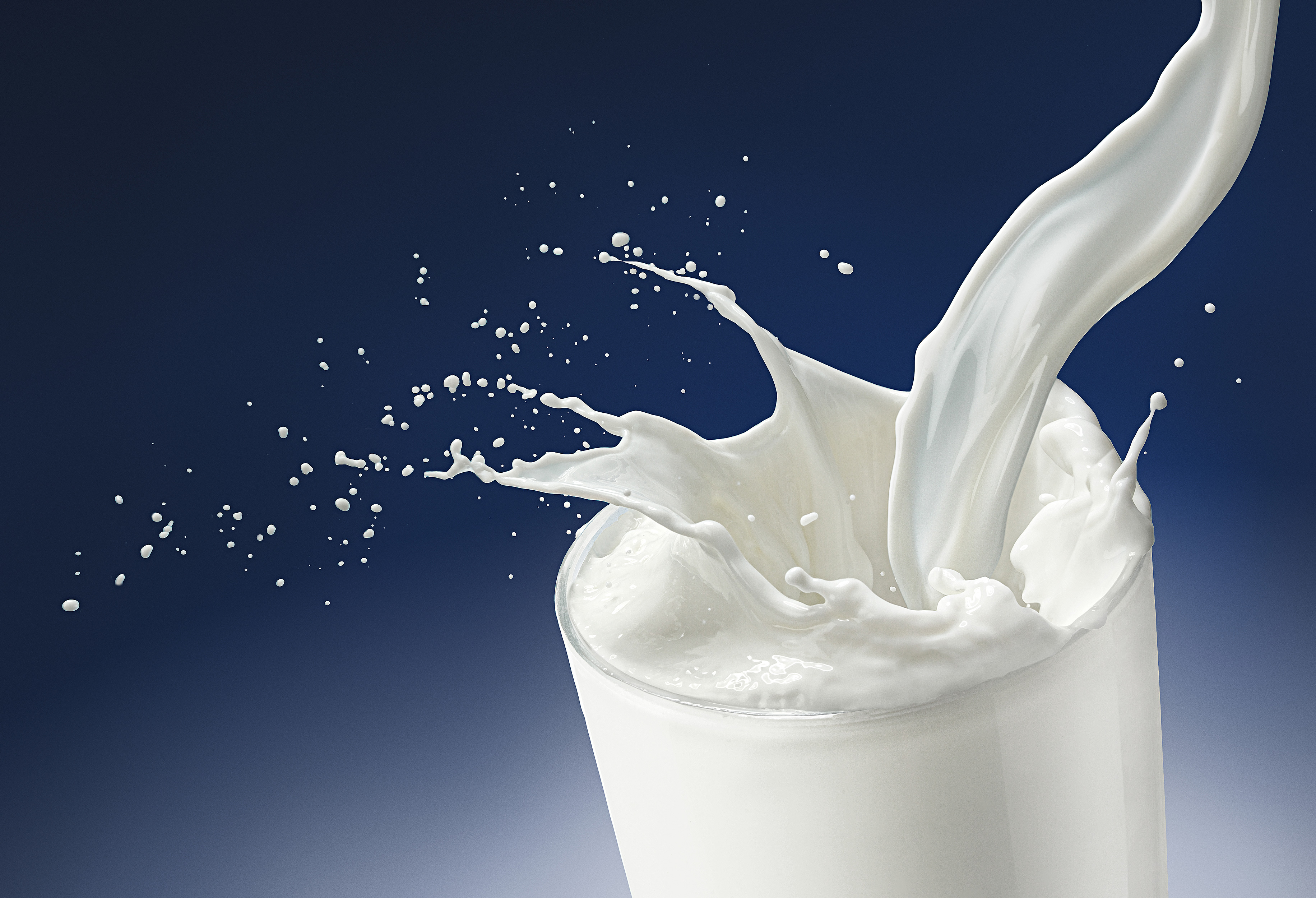 Фотосъёмка жидкости в движении, фотосъемка всплеска и струи. Фотосъемка молока и молочной продукции для рекламы в фотостудии Дмитрия Жолобова. Красивая фотосъемка наливания!