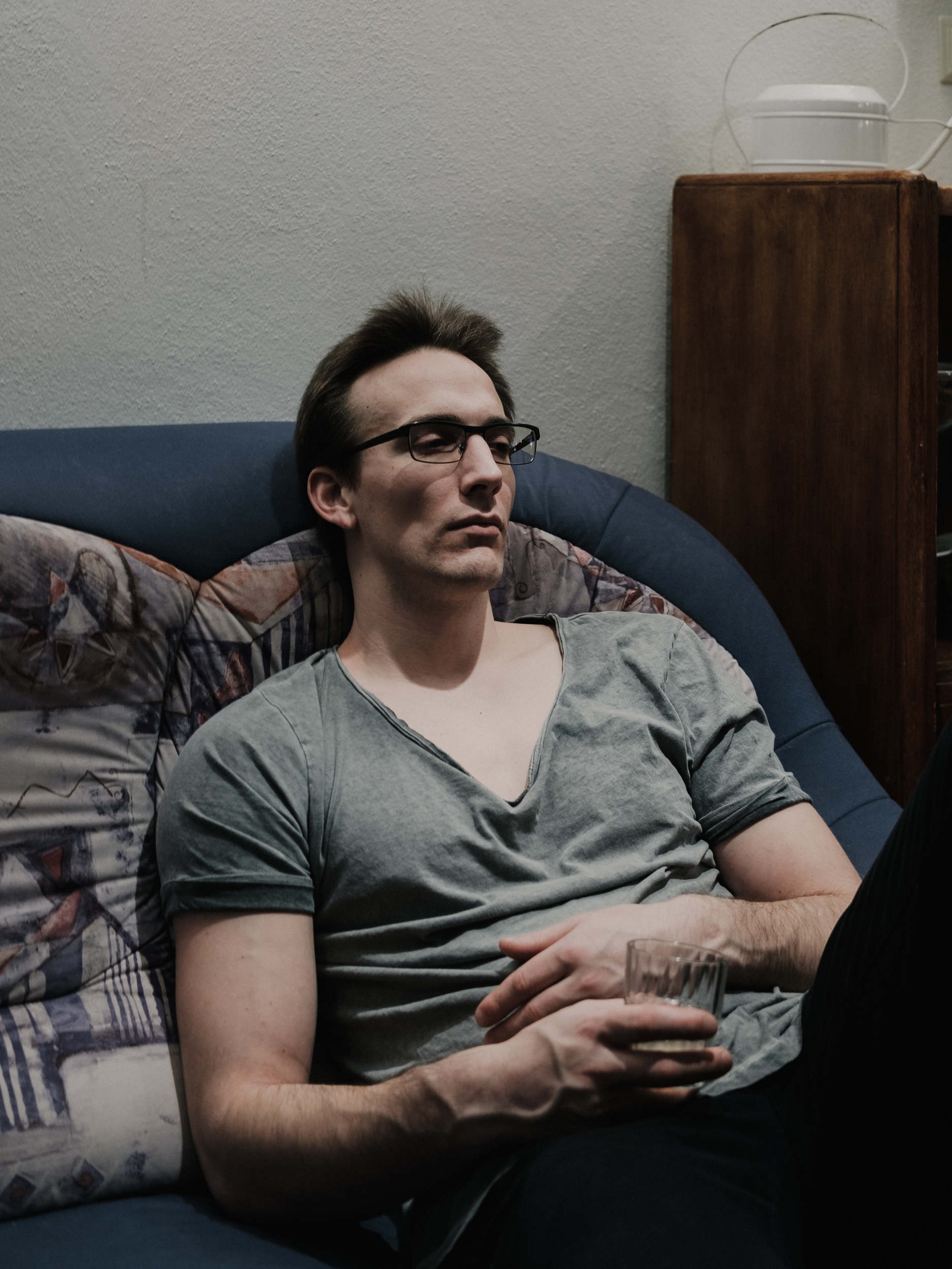 Im Speisesaal steht eine Couch, auf die sich die Bewohner*innen setzen können, wenn es ihnen nicht gut geht, oder sie einen Suchtdruck verspüren. Jan* ist an diesem Tag erst einige Wochen nach einem Crack-Rückfall wieder auf dem Hof, Dezember 2018. // Name von Autor geändert. // There is a couch in the dining room where residents can sit down if they are not feeling well or feel pressure to add. Jan* is back on the farm on this day only a few weeks after a crack relapse, December 2018. // Name changed by the author.