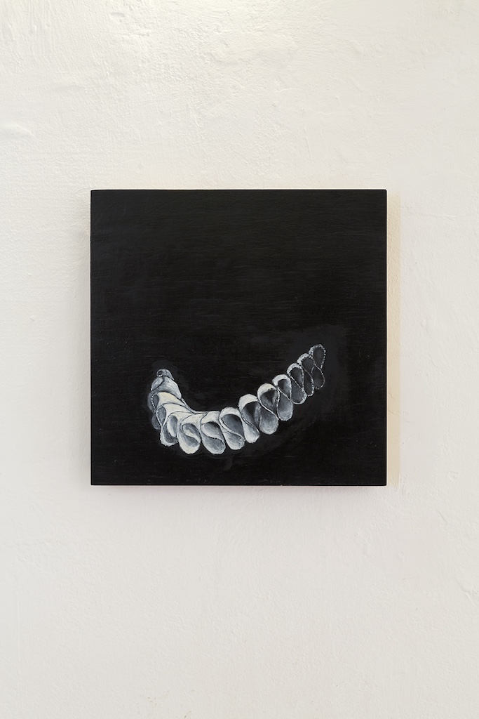 Quirin Babl: Das wilde Denken (after R.H. Quaytman, Voyelle, Chapter 26, shown 08.11.2013 to 02.02.2014 at mumok, Vienna, in the exhibition “and Materials and Money and Crisis”), 2020, Öl auf Holz, 30,5 cm x 30,5 cm, Copyright: the artist.