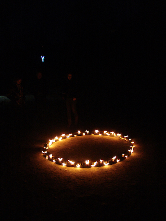 Omphalos, 2016briques de tourbe en feu, en dialogue avec le "Y" de François Bouillonchâteau de Vassivière - Centre International d’Art et du Paysage 