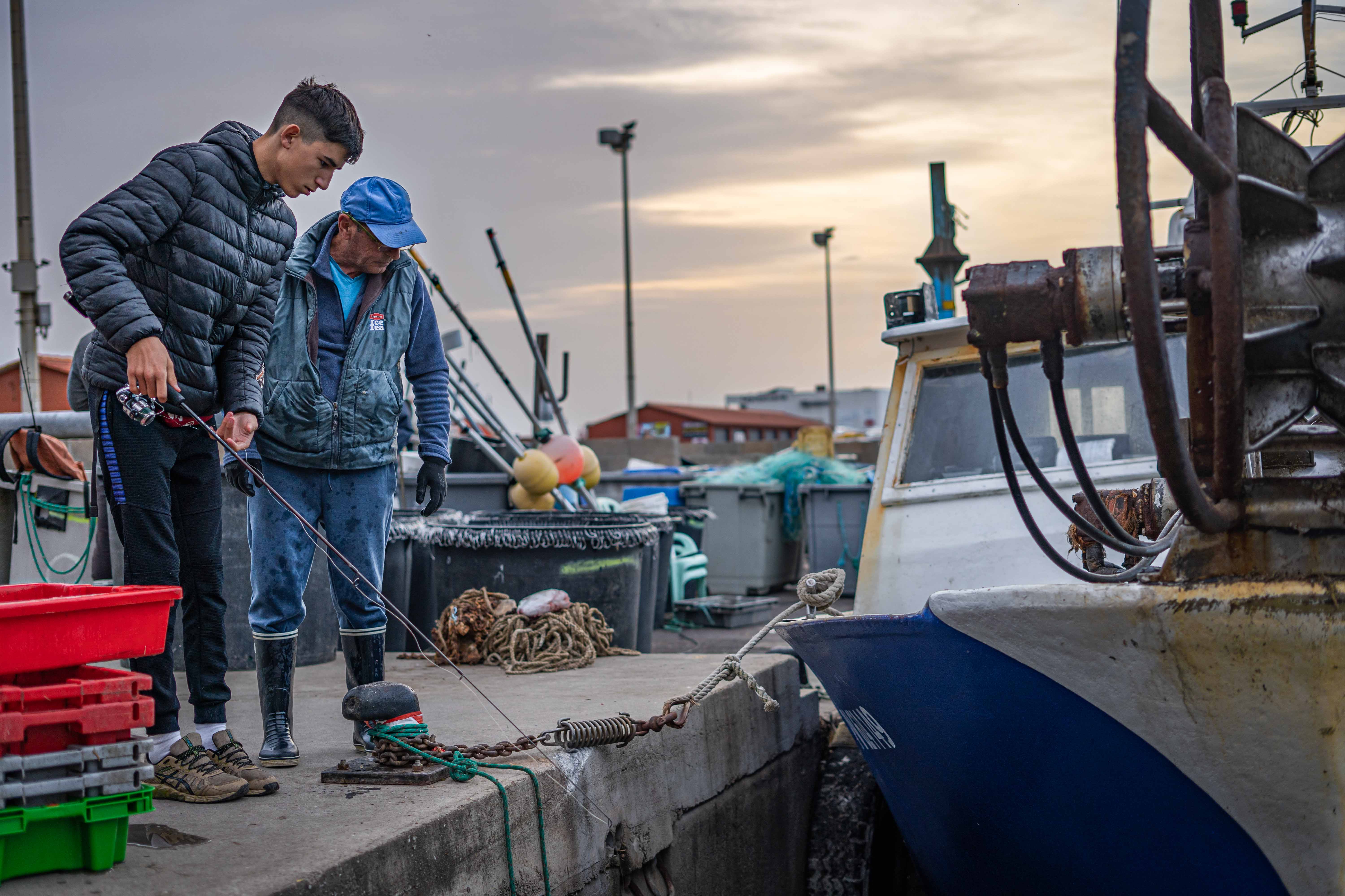 Ils sont tous deux dans la pêche depuis le plus jeune âge. L’un va devenir poissonnier et l’autre est un pêcheur retraité. Ils n’ont pas droit de pêcher dans le port. Pourtant, les travailleurs les tolèrent. Ils sont là presque chaque matin, pêchent à la cane et file la main.