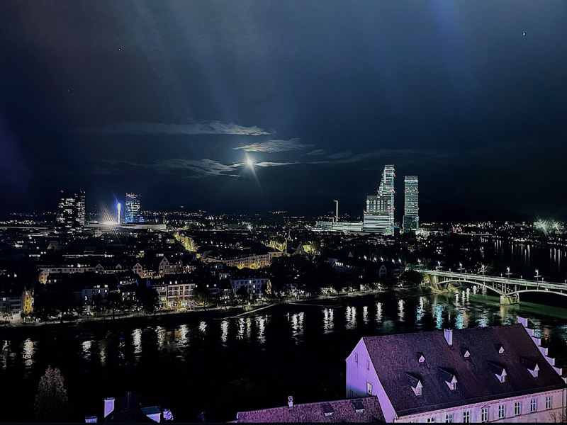 Das Stadium beginnt gemächlich. Alles dreht sich noch langsam, wie ein Riesenrad.