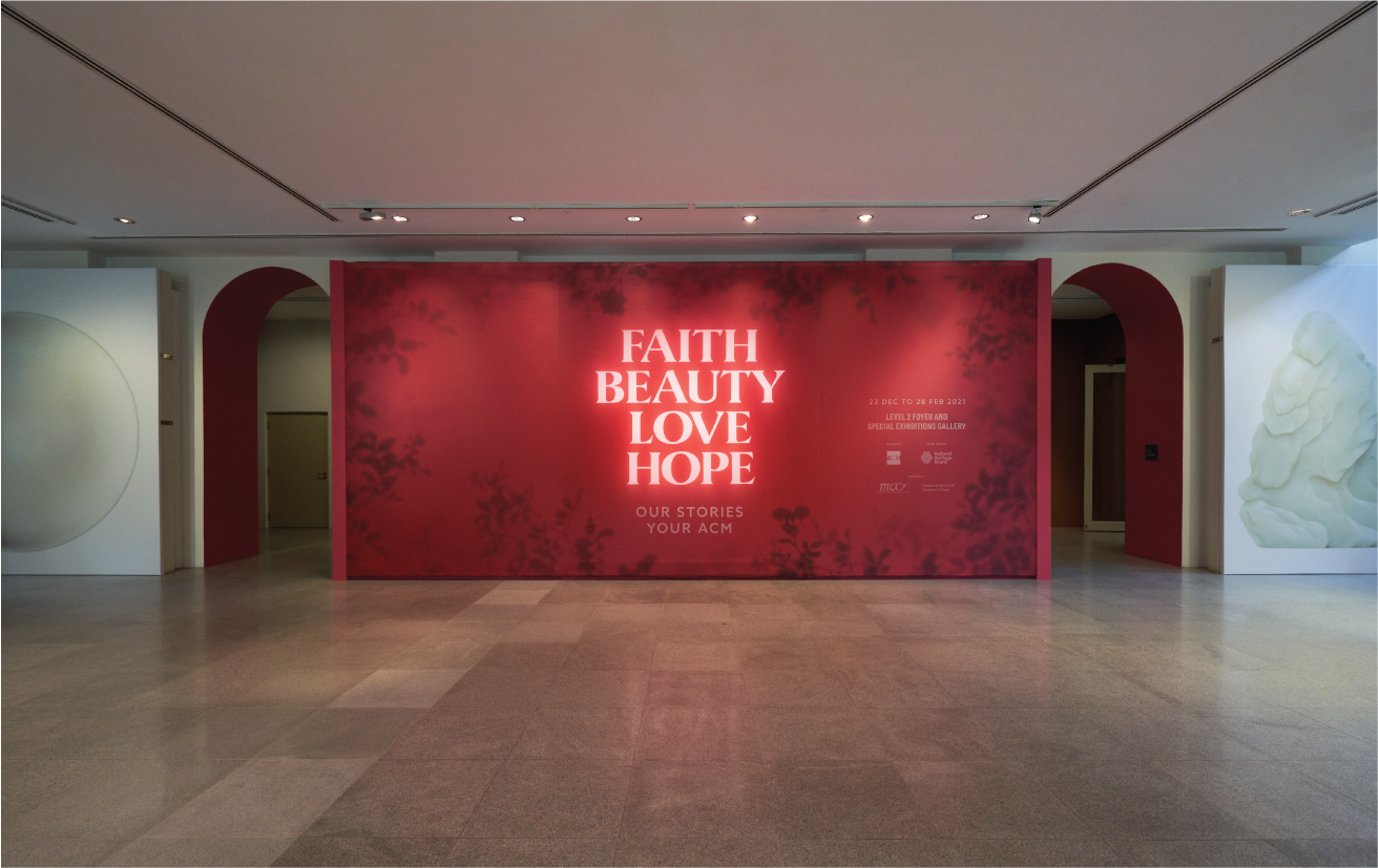 In the ticketing area where visitors linger a little longer, a layers of fabric and lighting were used to accentuate the design. Since it is also often a spot for photo opportunities, I wanted the design it to be eye-catching as well.