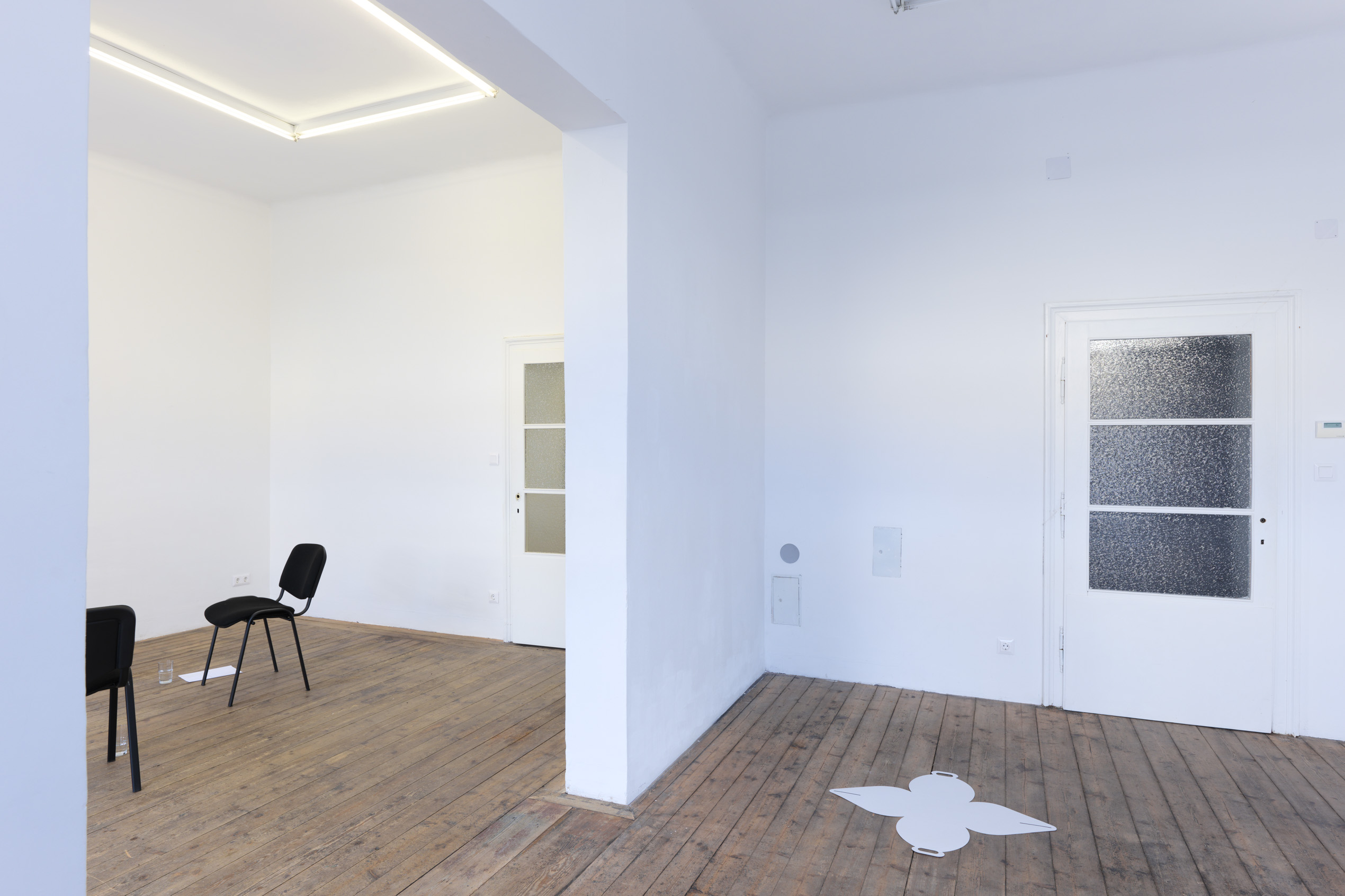 Handshake,Installationsansicht (16.3.24, 16:00), Kevin Space 2024. Photo: Maximilian Anelli-Monti.