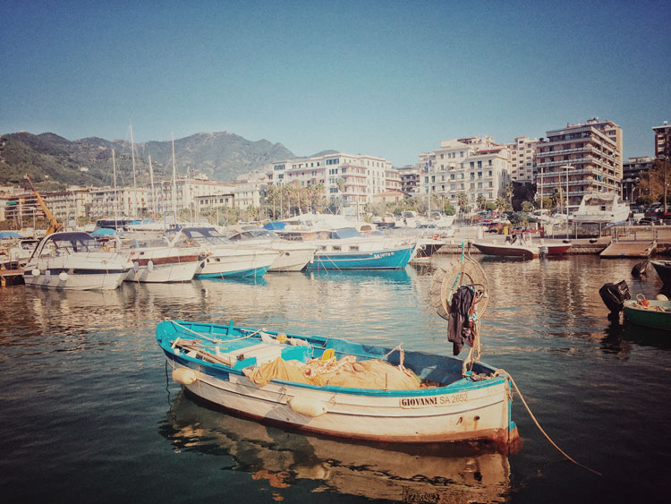 1/8  «Ciao Amore, Ciao Italia»  Ein Rückblick an einen Sommer  an der Amalfiküste. Mit viel  Sonne, Meer und Gelato.