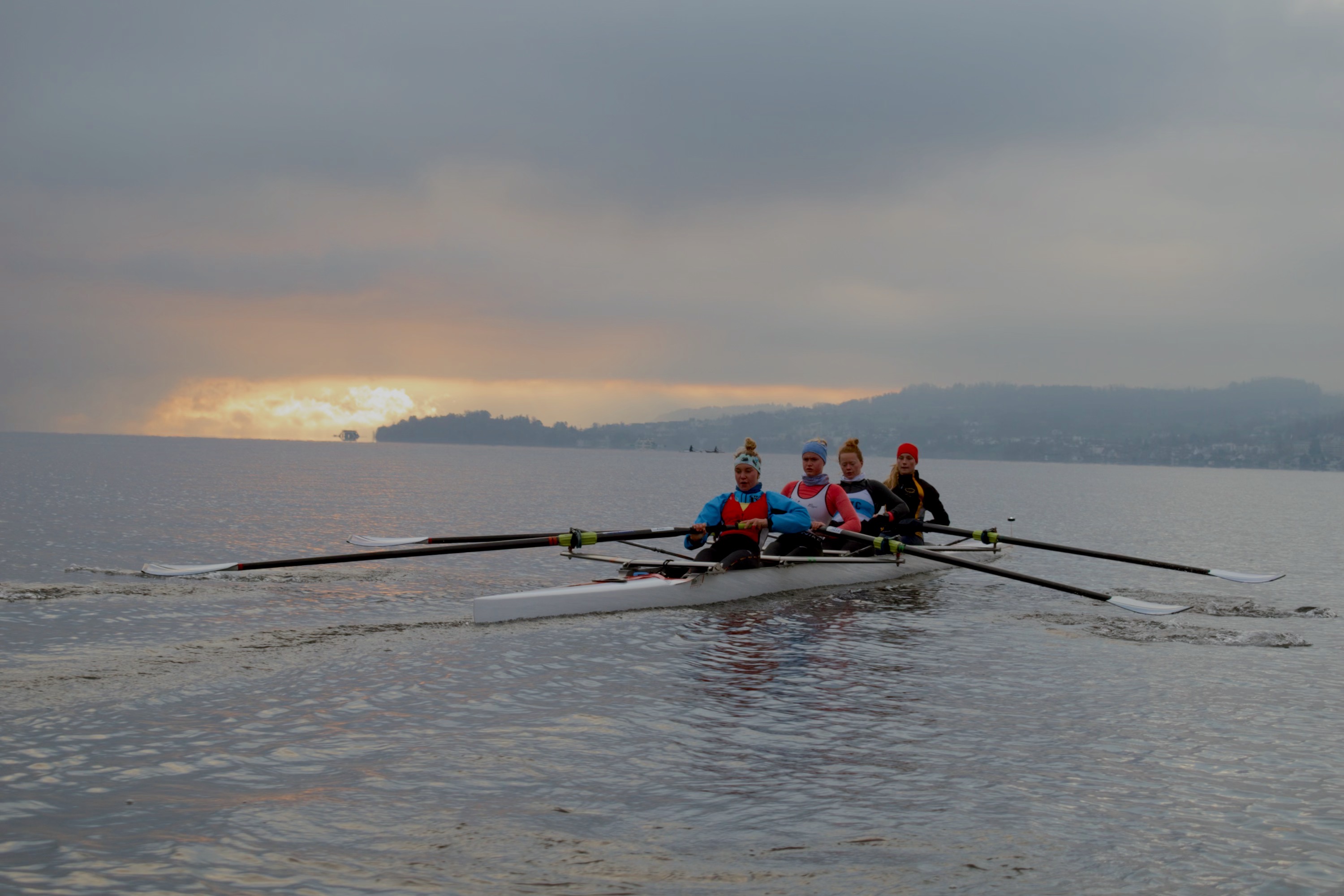 Zuletzt bricht auch die Sonne durch die Wolken. Der Frauen-Doppelvierer ist auf dem Rückweg. 
