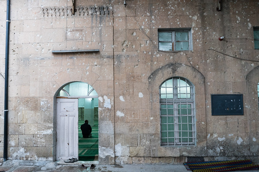 Manbidj, avril 2018.  Mosqu&eacute;e dans le souk de Manbidj.