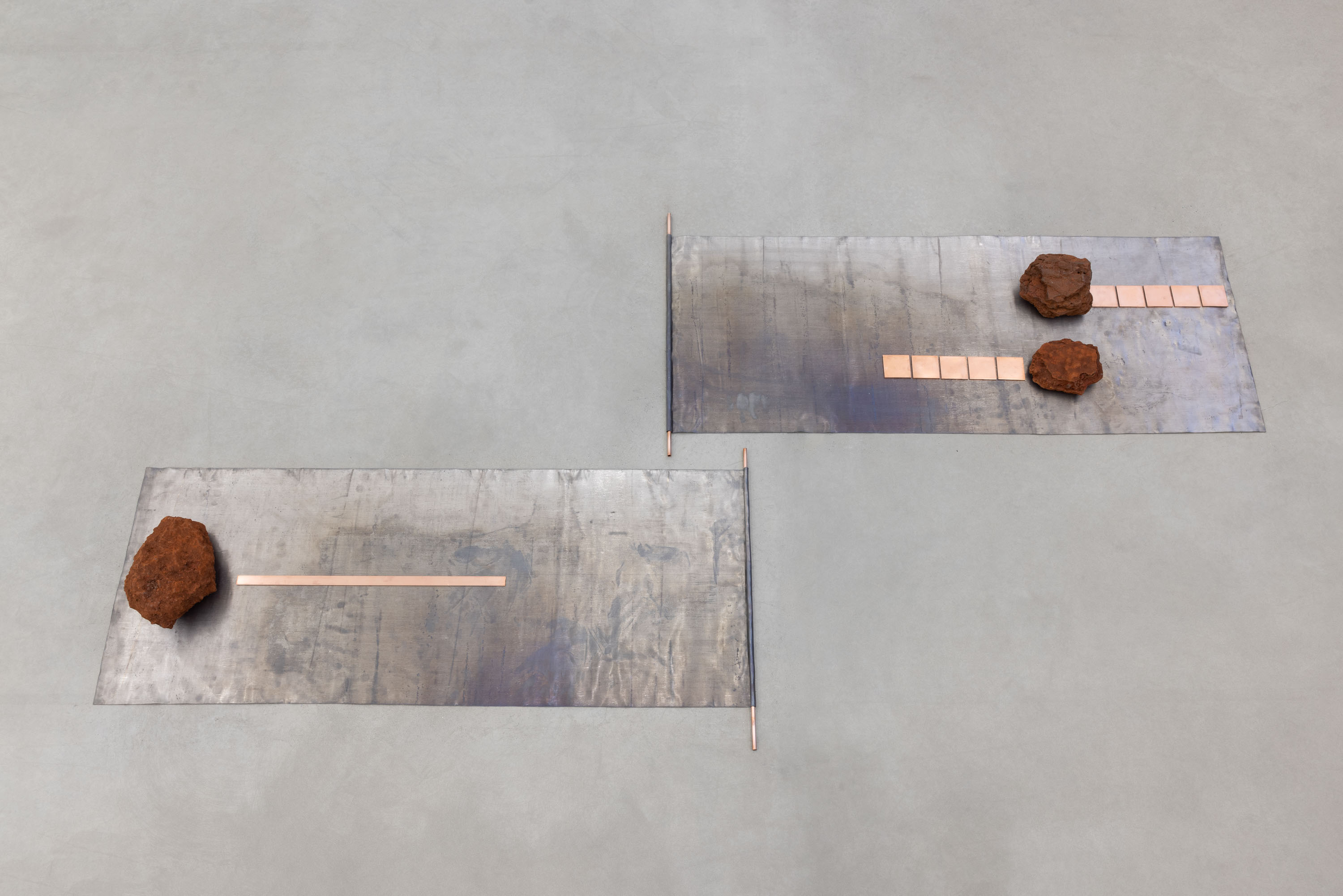 LUNAÇÕESChumbo, cobre, pedras de minério de ferro. 195 x 98 x 9 cm. 2023