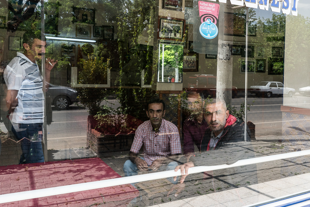 Diyarbakir, Sur. Mai 2017.  Pour le caf&eacute; de Baxtiyar, l&rsquo;&eacute;tat propos&eacute; 100 000TL de d&eacute;dommagement. Mais impossible pour lui de racheter un fond de commerce &agrave; ce prix ailleurs.  "Ils veulent prendre aux gens ce qu&rsquo;ils ont de plus pr&eacute;cieux, et ils les vendent comme une vulgaire marchandise.L&rsquo;autre raison de la r&eacute;urbanisation est de briser la soci&eacute;t&eacute; kurde. Ils prennent nos maisons pour rien, et les revendent cher &agrave; leurs partisans.Si nous partons, nous serons comme des poissons hors de l&rsquo;eau.Ils pourraient r&eacute;nover nos maisons si il s&rsquo;agissait vraiment de r&eacute;habilitation. Mais c&rsquo;est uniquement pour leur profit. Ils veulent montrer leur pouvoir, et ils corrompent les gens avec leur argent. Ils ne veulent pas des kurdes, il y avait des n&eacute;gociations de paix mais ils ont tout fait &eacute;chouer.Quand les gens sont relog&eacute;s, ils sont &eacute;clat&eacute;s et m&eacute;lang&eacute;s aux habitants d&rsquo;autres quartiers. Les liens sociaux sont bris&eacute;s, les gens isol&eacute;s. Pour cette raison la vie des gens dans les logements Toki n&rsquo;est pas facile. C&rsquo;est comme si ils faisaient la conqu&ecirc;te de Sur.