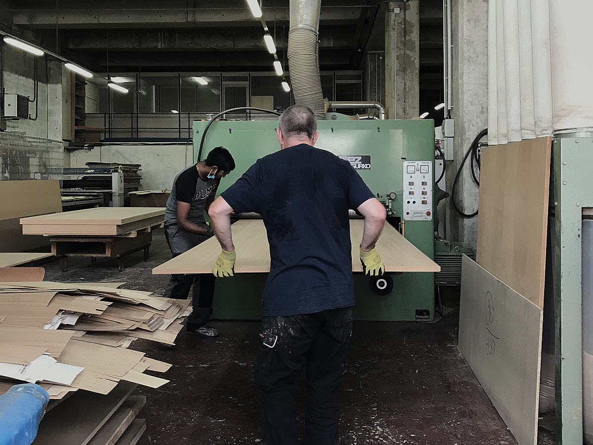 L'étape finale de la transformation est un ponçage léger, qui permet d'enlever les résidus de colle