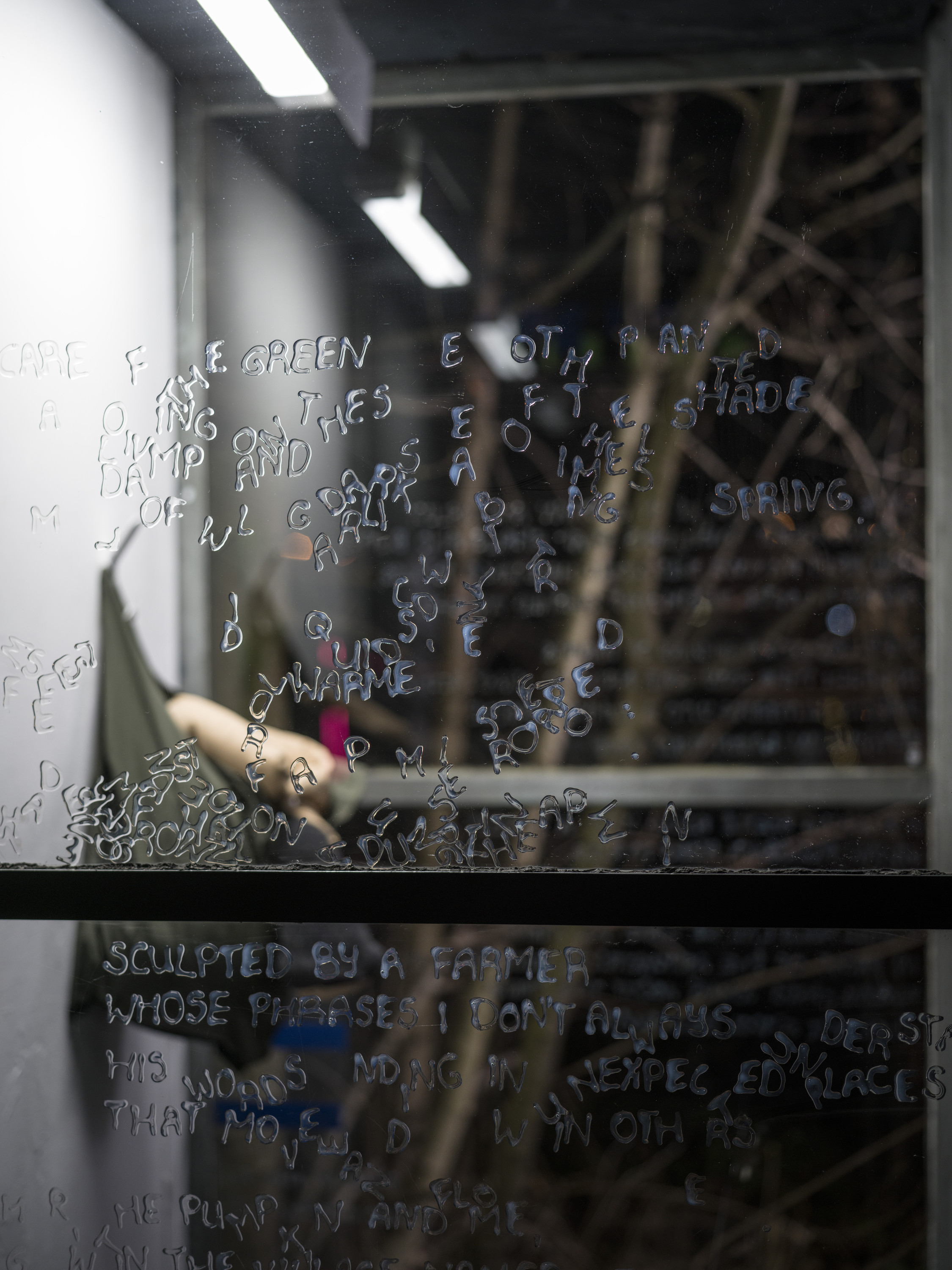 Buchstaben aus transparenter Fensterfarbe, Daunenjacke und Wollpullovers, Sound