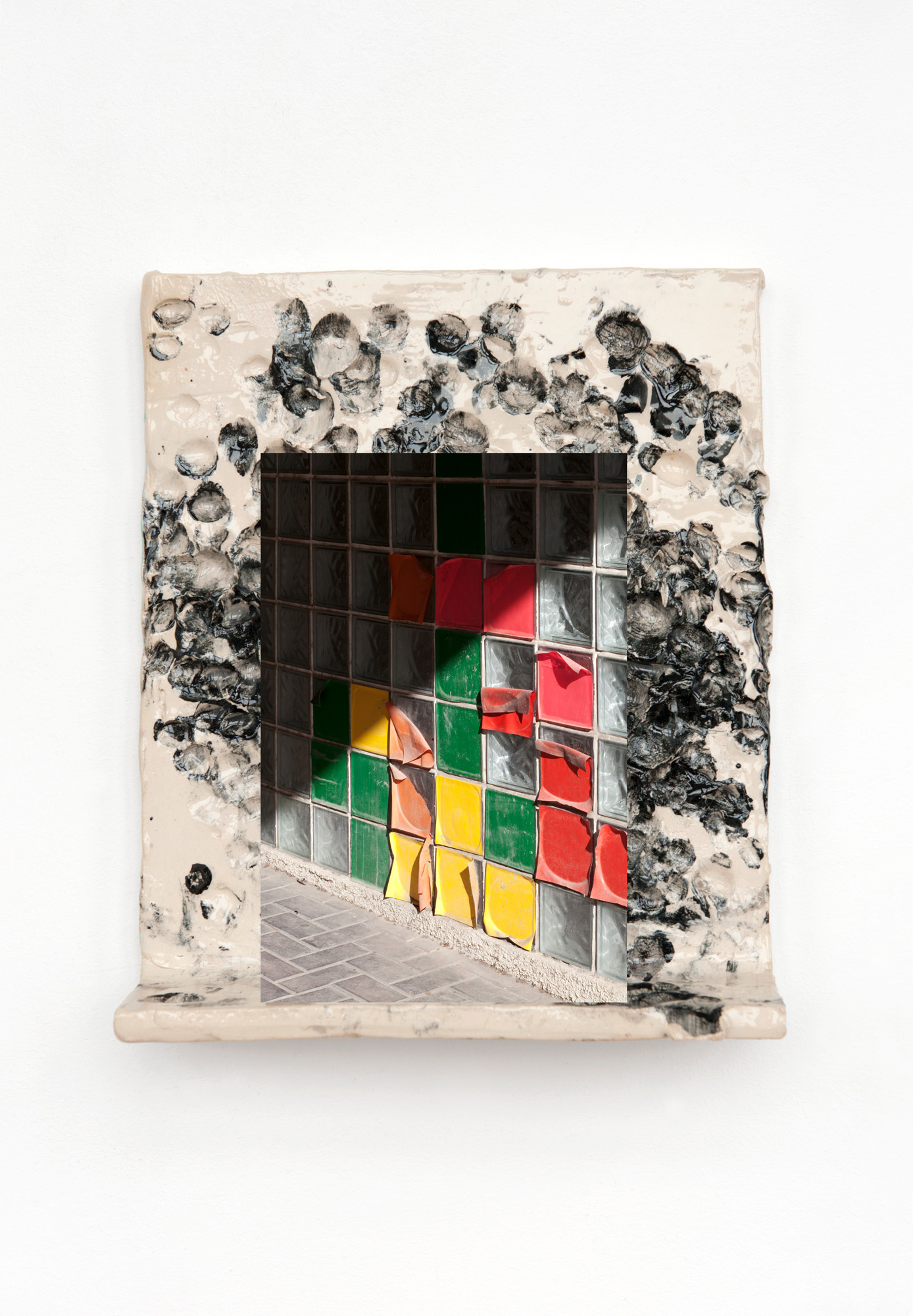  Black Fingers Tel Aviv (2015), mounted C-Print, glazed ceramic, 25 x 22 x 7,5 cm