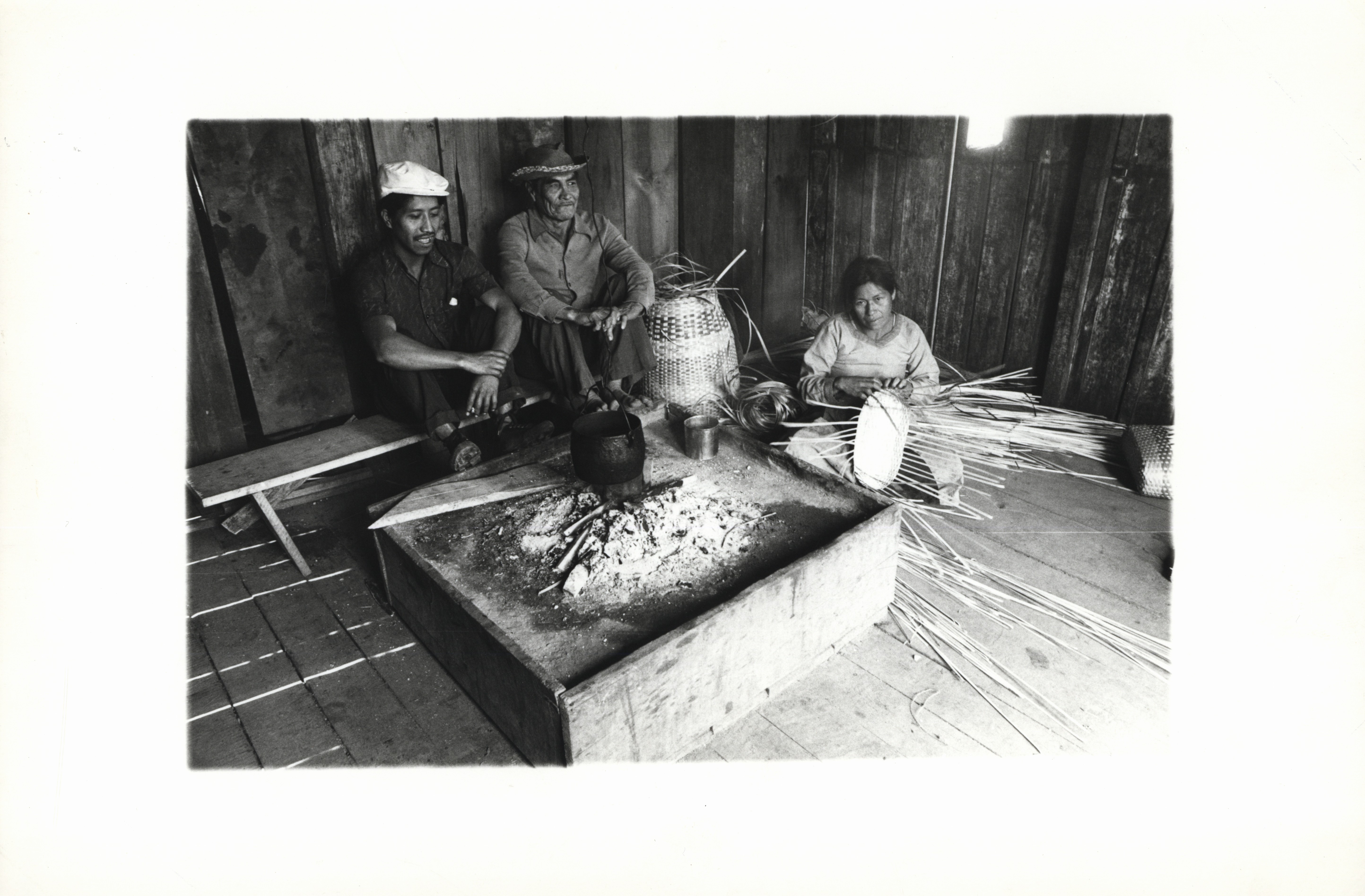 Autoria desconhecida, "Mulher Kaingang confeccionando cesto", s. d. 