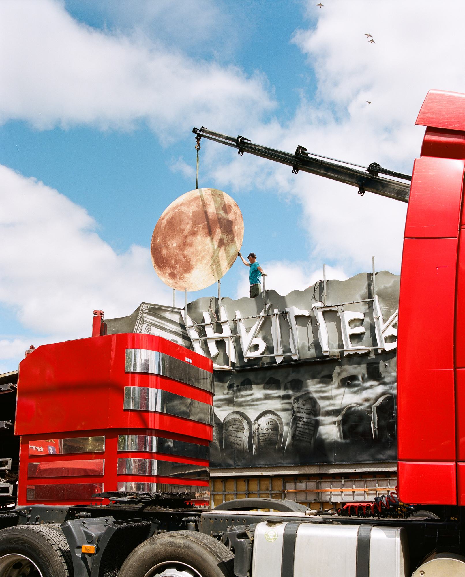 Décrocher la lune, en bas, S. manie la grue pour démonter son train fantôme : Thriller, juin 2022