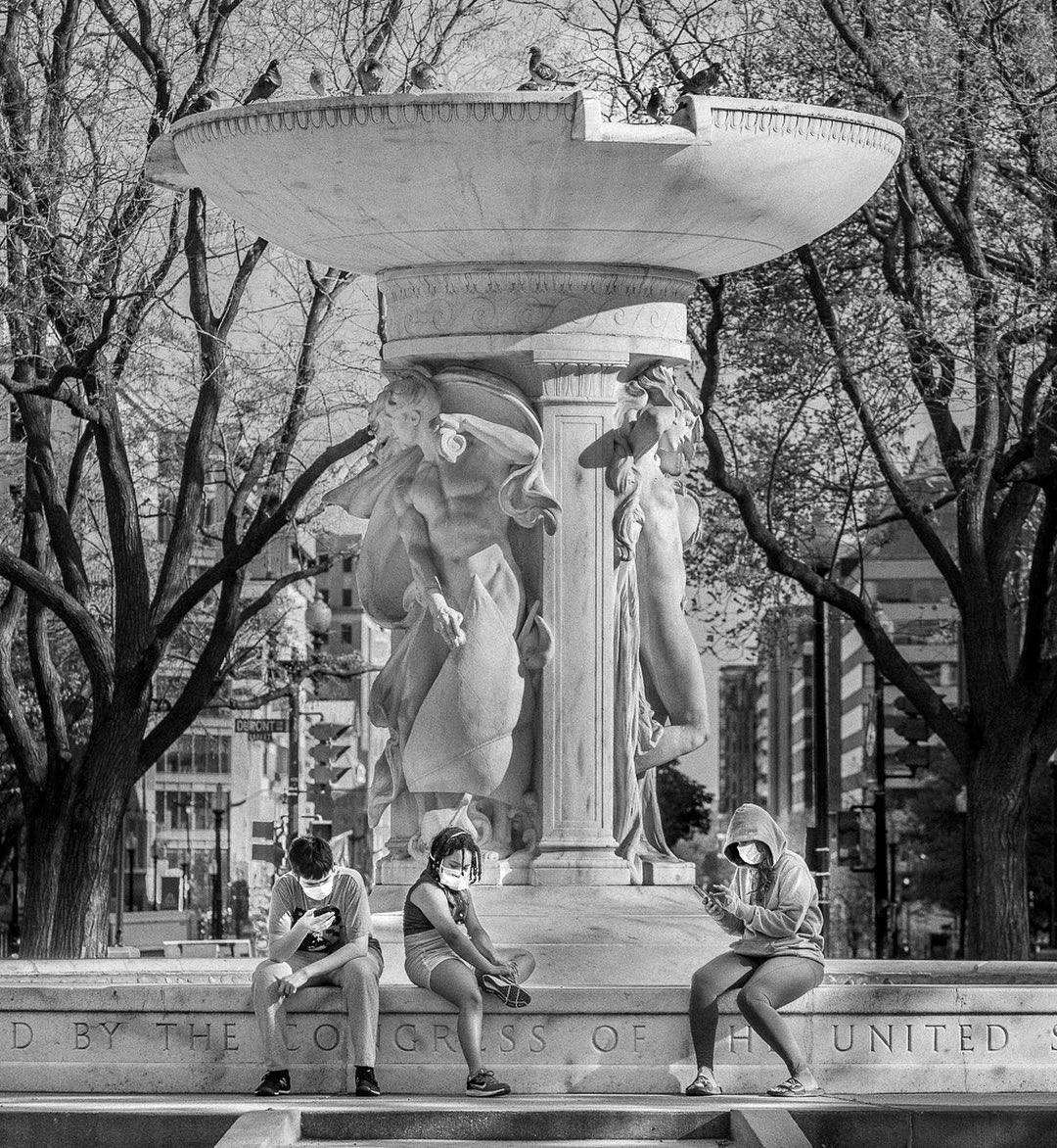 Faceless Faces In Public Places: A series of photographs in public spaces during the Coronavirus Crisis, Picture 33 / Dupont Circle / Taken April 11, 2020; posted May 12, 2020 / Photo: Sam Kittner @samkittner www.facelessfacesinpublicplaces.com 