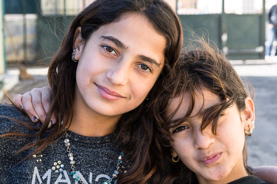 Diana (&agrave; gauche) est originaire du Rojava. Elle a travers&eacute; la fronti&egrave;re entre la Turquie et la Gr&egrave;ce clandestinement, &agrave; pieds, pendant 5 jours. Cela fait deux ans qu'elle est dans le camp avec sa m&egrave;re et ses soeurs, elle veut rejoindre son p&egrave;re en Allemagne. Elle va &agrave; l'&eacute;cole &agrave; Lavrio pendant la p&eacute;riode scolaire. Son amie Ruha &agrave; presque la m&ecirc;me histoire.