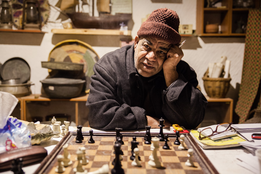  Shatila camp, beirut, lebanon. Le dr Mohammad Khattib a cr&eacute;&eacute; un petit mus&eacute;e dans lequel il a rassembl&eacute; des objets ramen&eacute;s de Palestine pendant la Nakba. Il a quelques souvenirs de son enfance, de la fuite au Liban et de tout ce qu'il fallu abandonner. Puis plus, en 1982, du massacre au sein du camp et des horreurs perp&eacute;tr&eacute;es. AUjourd'hui il observe avec inqui&eacute;tude la jeunesse d&eacute;sempar&eacute;e face&agrave; son futur, et pense que bient&ocirc;t une &eacute;tincelle viendra faire exploser la poudri&egrave;re des camps. En attendant, il s'occupe de mani&egrave;re ind&eacute;pendante des jeunes en organisant un club d'&eacute;checs, des d&eacute;bats, unepi&egrave;ce de th&eacute;&acirc;tre sur la m&eacute;moire de la Nakba...