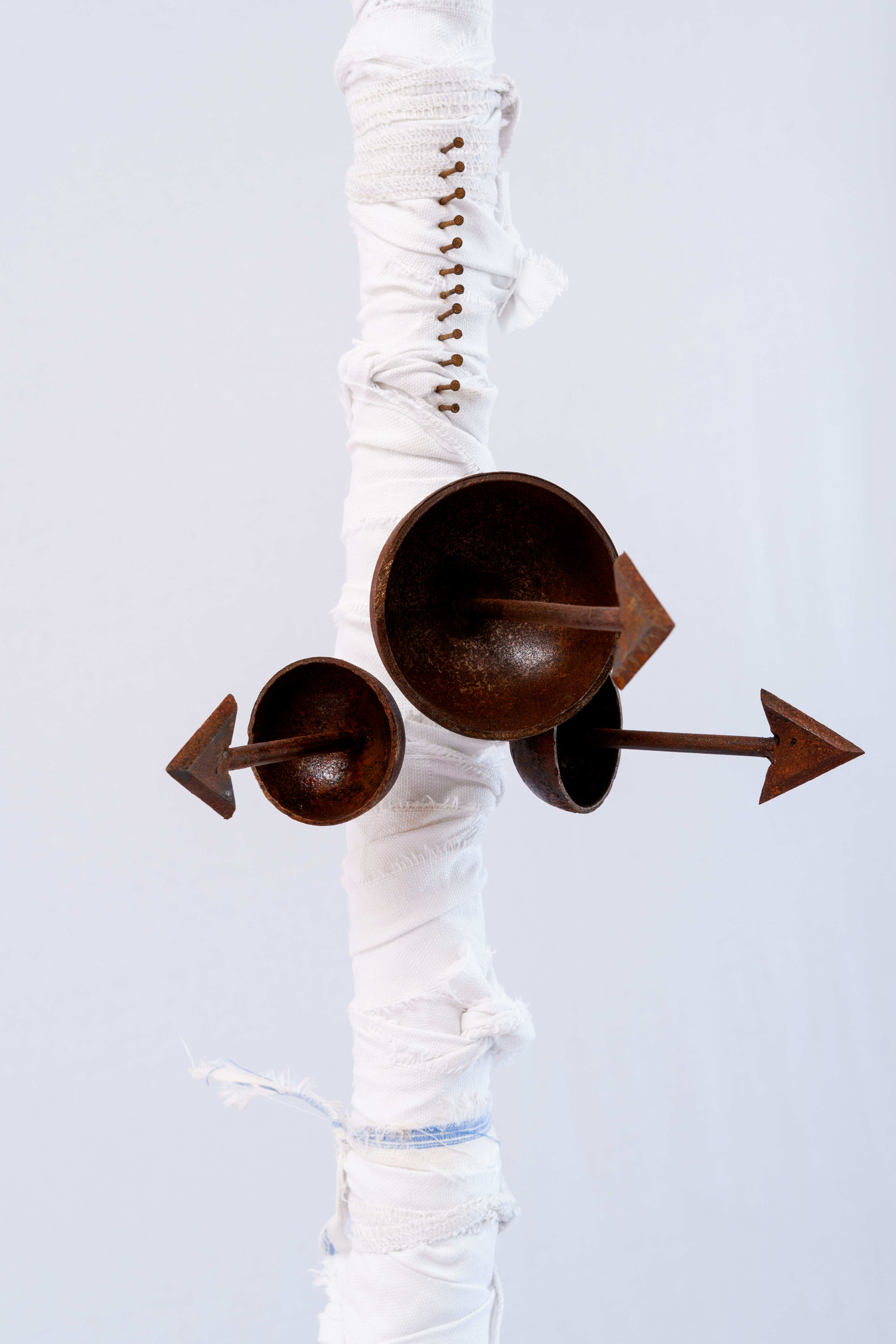 AS CONTAS DO MEU ROSÁRIO SÃO BALAS DE ARTILHARIA (3)Ferro, lápis lazuli, tecido e vidro. 181 x 34 x 40 cm. 2024