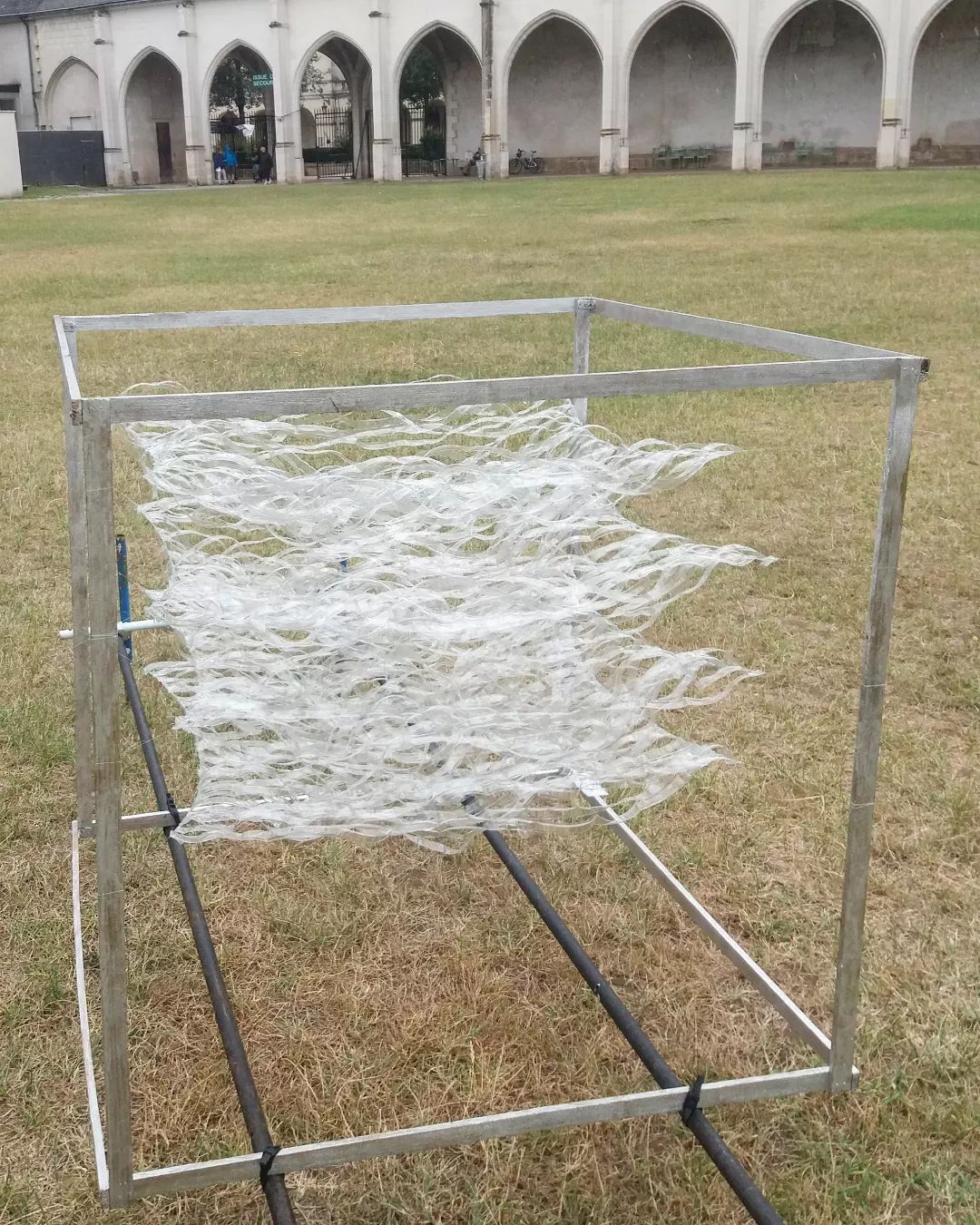 Sans Titre, Plastique de bouteille découpé, percé et enfilé, 100x100 cm