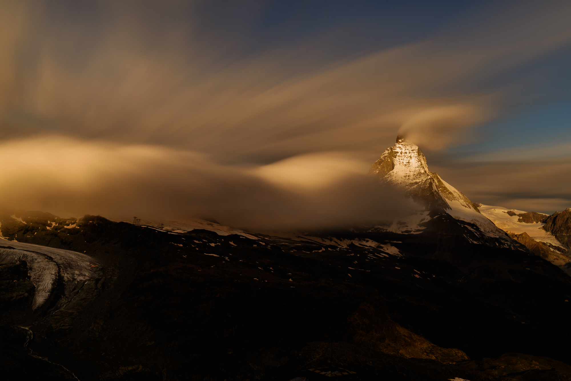 Pause longue le matin au levé du soleil depuis le Gonnergrat.