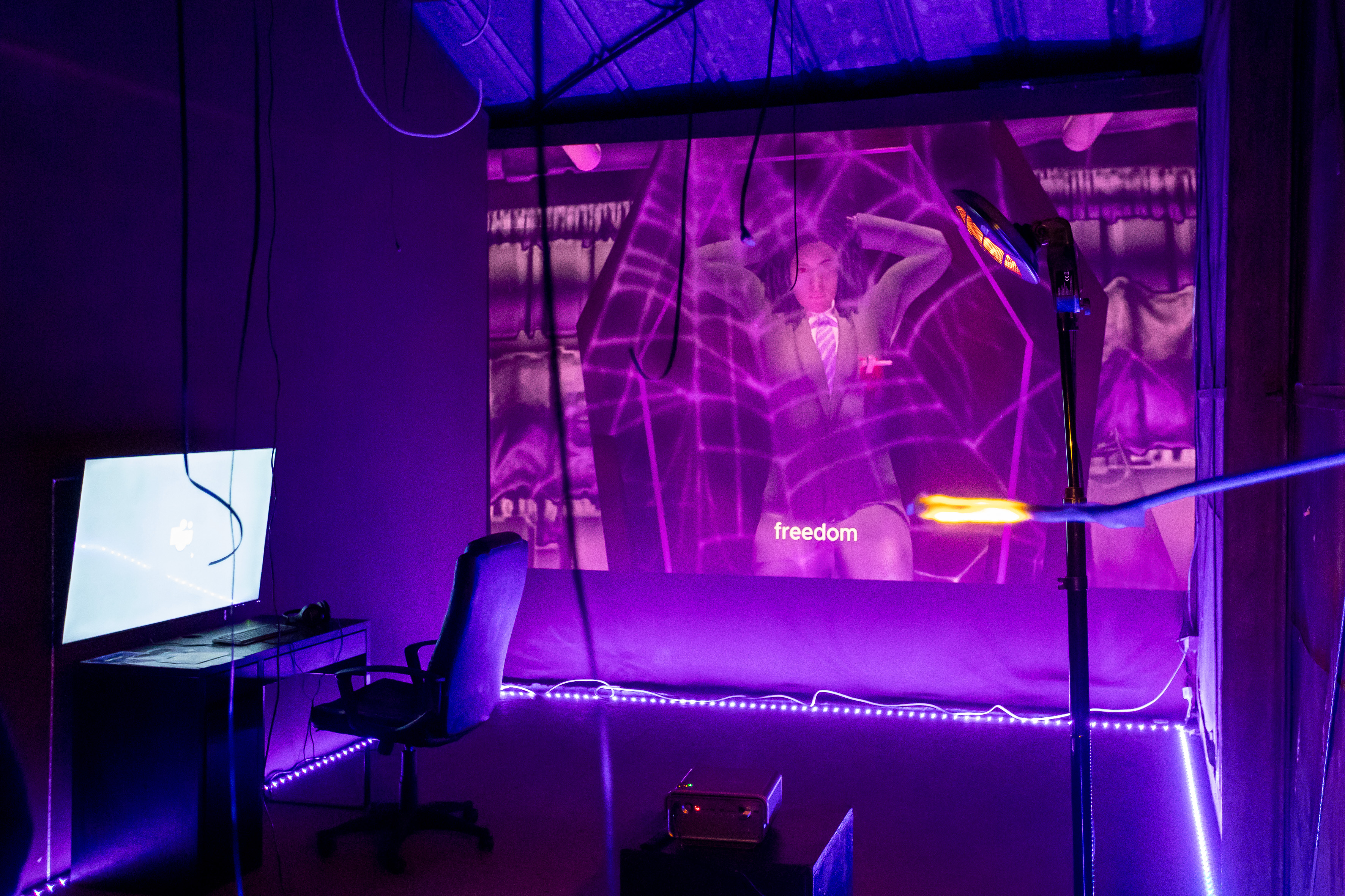 𝘛𝘩𝘦 𝘖𝘧𝘧𝘪𝘤𝘦 𝘈𝘧𝘵𝘦𝘳 𝘋𝘢𝘳𝘬, Sandwich Gallery- Combinatul Fondului Plastic, Bucharest,📷 Rares Toma, 2024