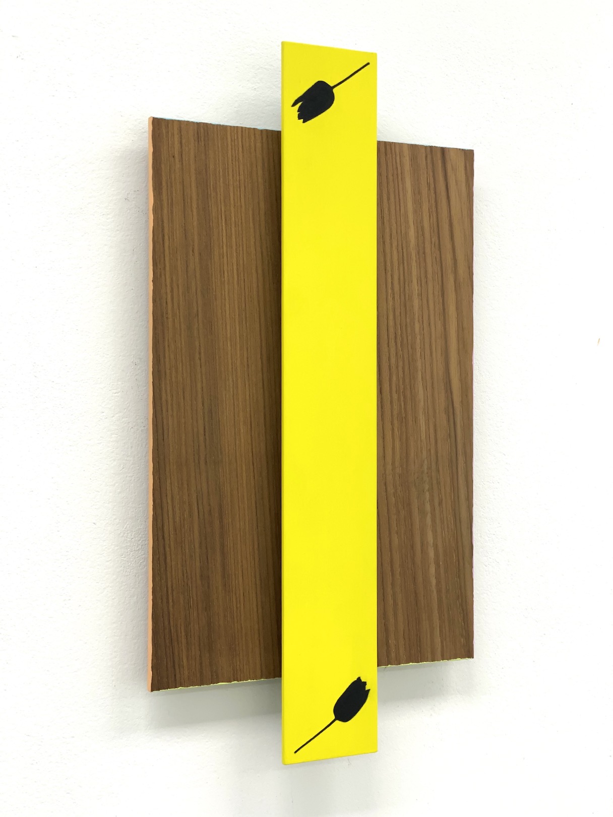 ‘To greet and close’, 2023, acrylic on aluminium and teak wood panel, 39 x 20 cm, collection Ministry of Foreign Affairs of the Netherlands.