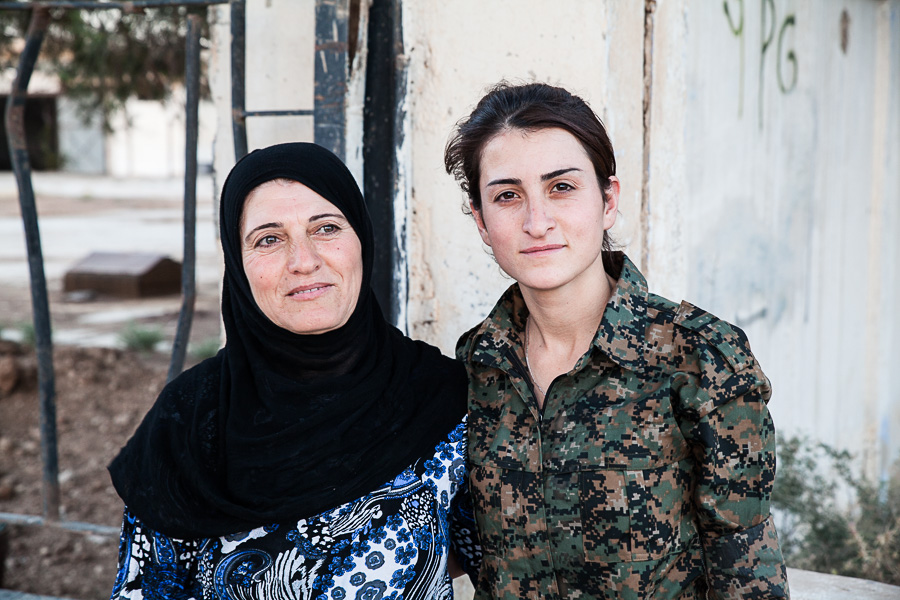 Juin 2014.Tel Tamer. Une combattante des YPJ et sa m&egrave;re. Deux de ses filles et un de ses fils combattent au sein des YPG/YPJ
