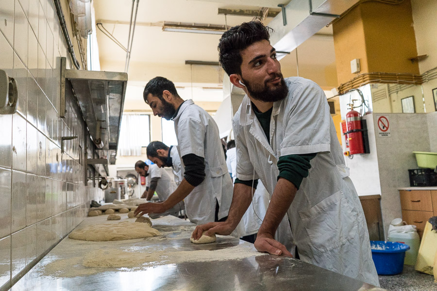 Tous les 2/3 jours une &eacute;quipe est charg&eacute;e de faire du pain pour le camp. Le reste du camp, les exil&eacute;.e.s se fournissent dans une boulangerie locale, qui les re&ccedil;oit chaleureusement.