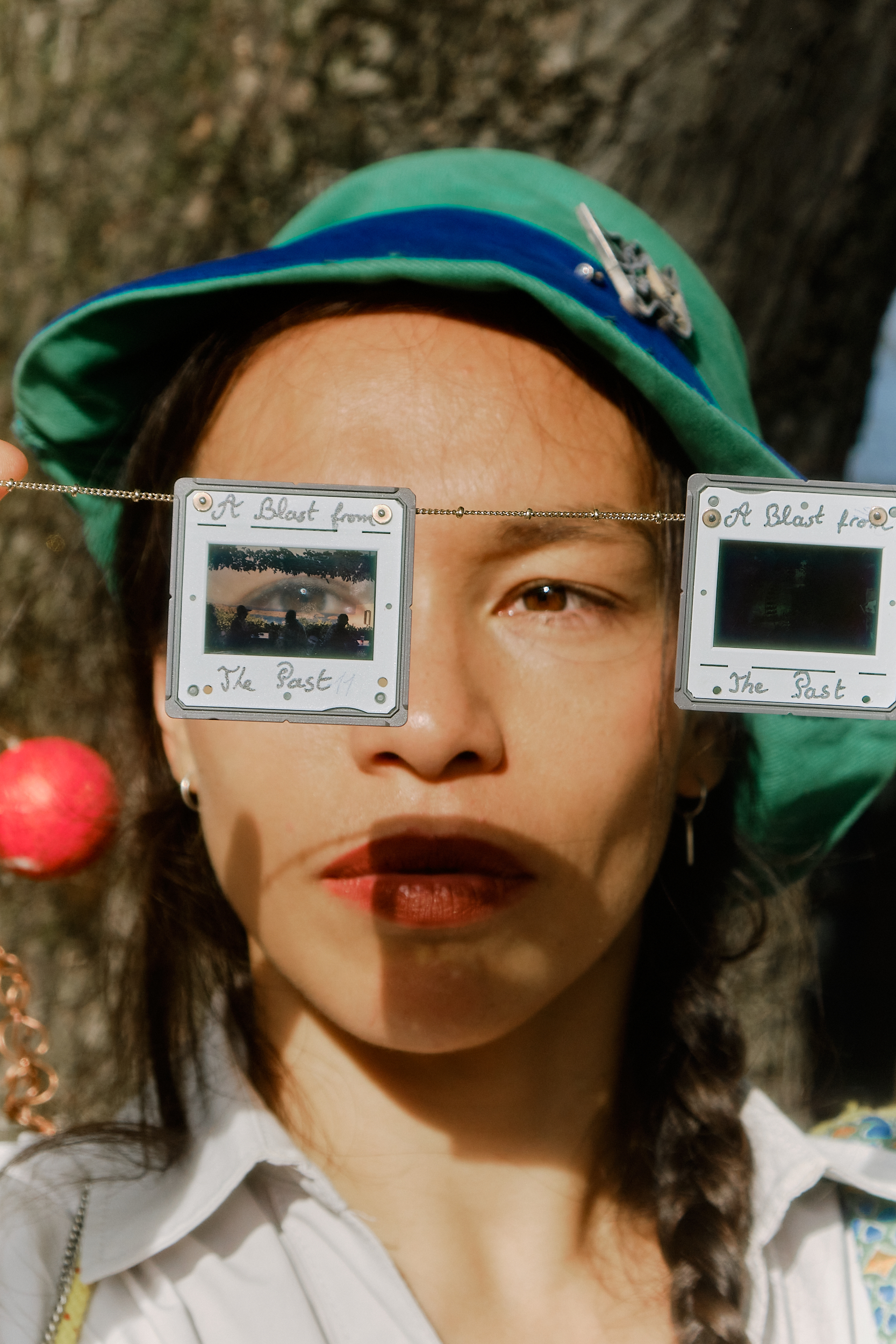 Memory Person with memento by Nicholas Wannenmacher. Performer: Kathrin Knöpfle. Munich, 2024. Photograph: Sandra Singh.