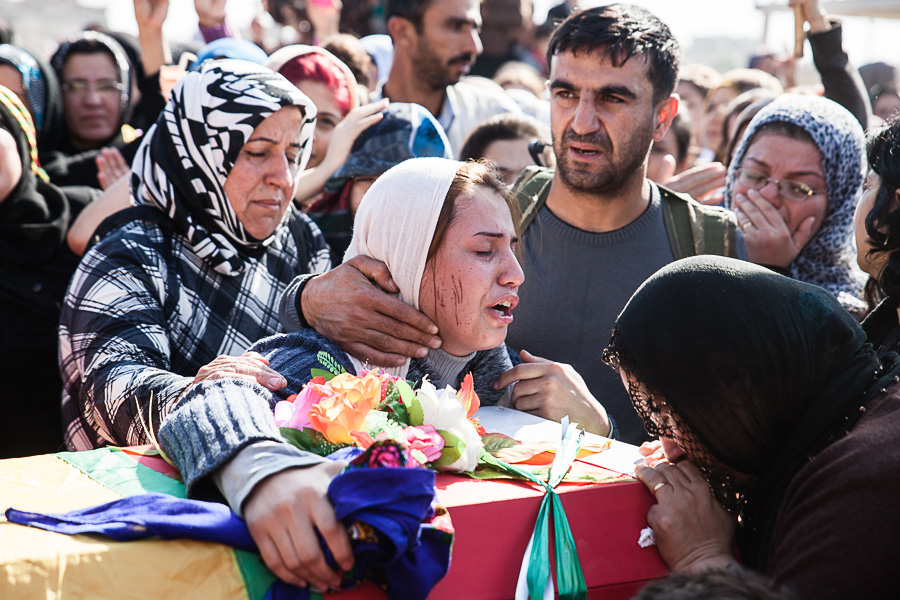 Octobre 2014. C&eacute;r&eacute;monie fun&eacute;raire pour Azad, 19 ans, mort &agrave; Kobane. Azad faisait partie des YPG qui d&eacute;fendait la ville.