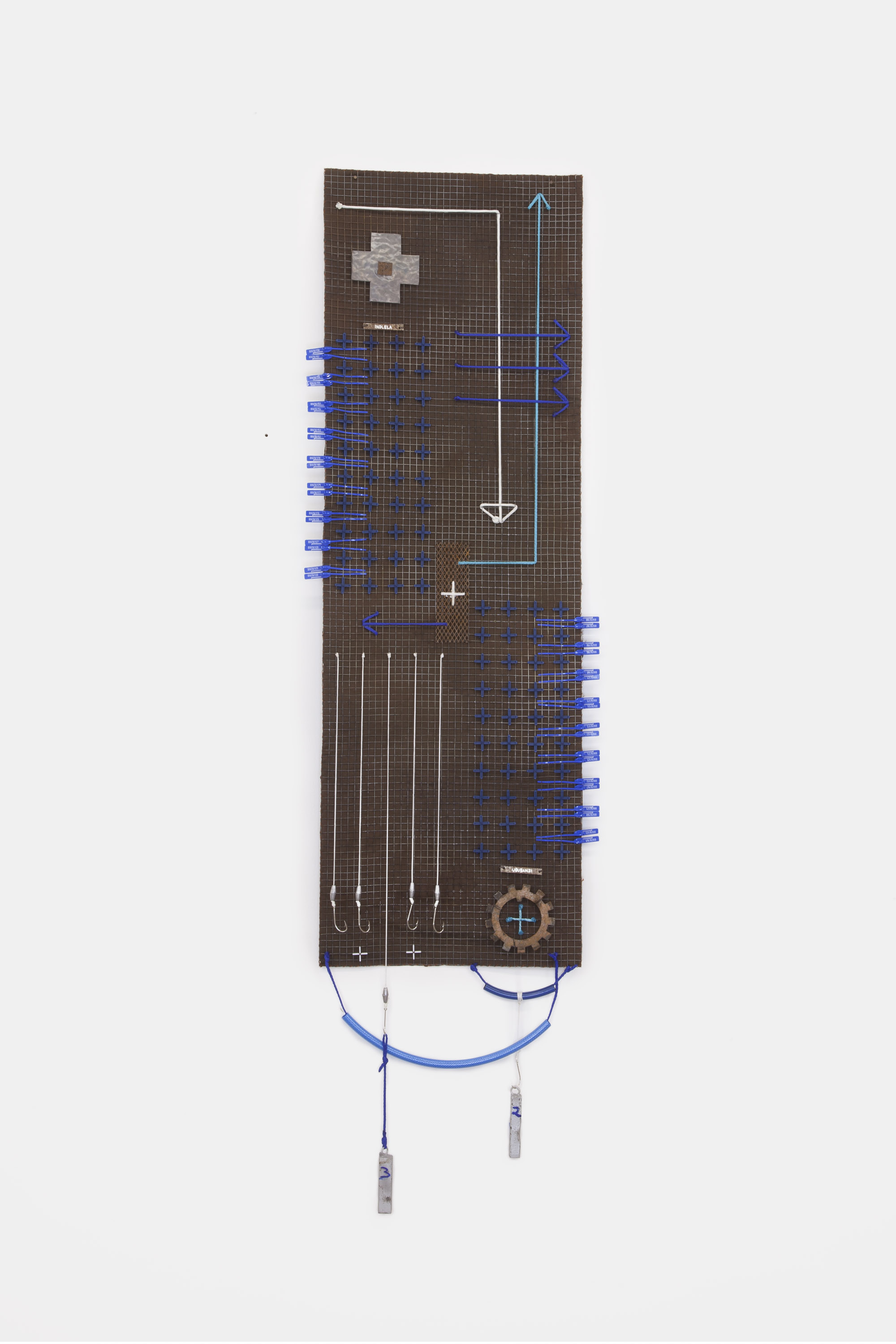 FIO DESENCAPADO, ISCA DE CONFUSÃO 6Iron, fabric, plastic, rubber, rope, acrylic paint, lead and cement. 218 x 55. 2022