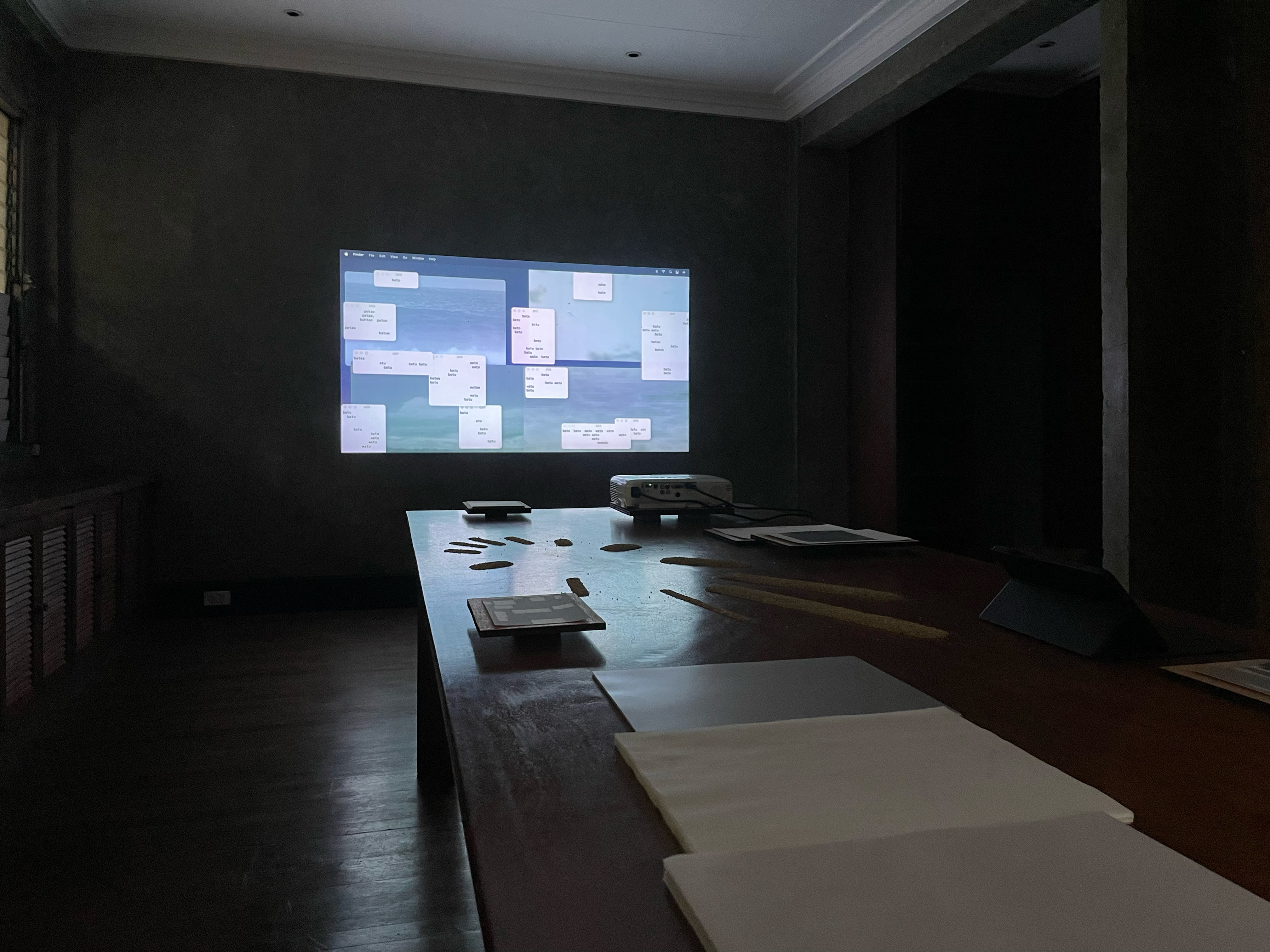 Rocks scattered by the last breaths of the Pacific